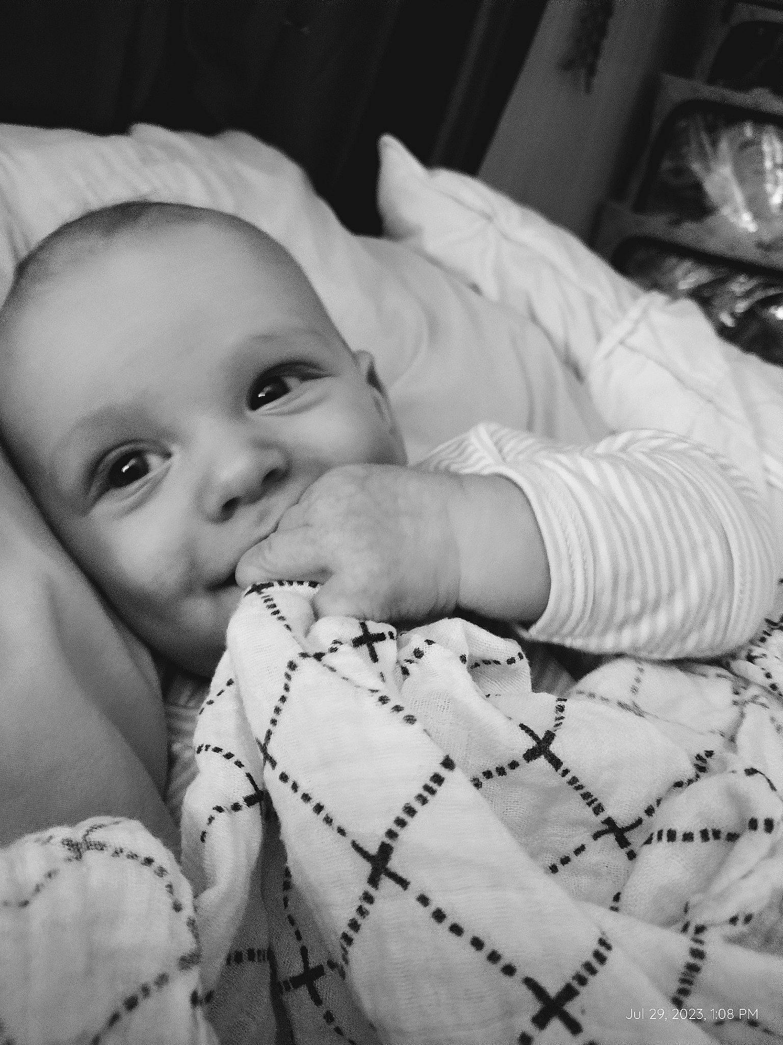 Koen is registered to the contest to win money with this photo: baby, black_and_white, child, comfort, finger, flash_photography, gesture, happy, human, iris, mammal, monochrome, monochrome_photography, mouth, pattern, person, skin, smile, style, textile