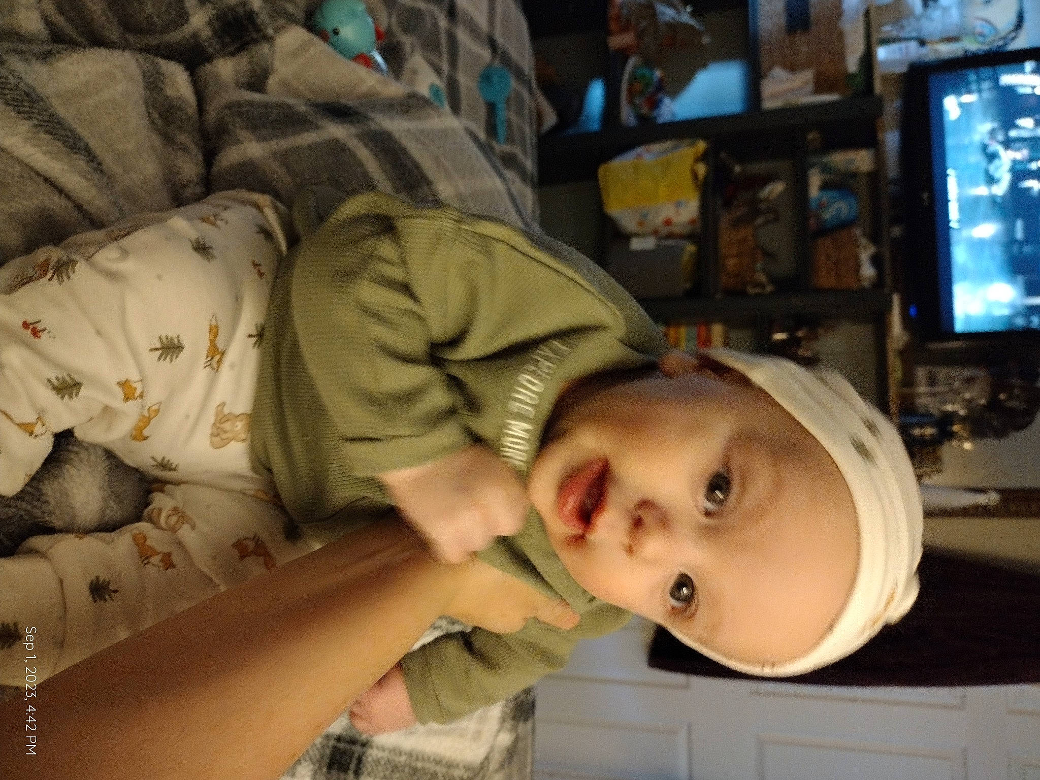 Koen is registered to the contest to win money with this photo: baby, baby_products, baby_toddler_clothing, cheek, child, comfort, display_device, fun, happy, helmet, nose, pattern, person, personal_protective_equipment, room, smile, television, television_set, toddler, tree