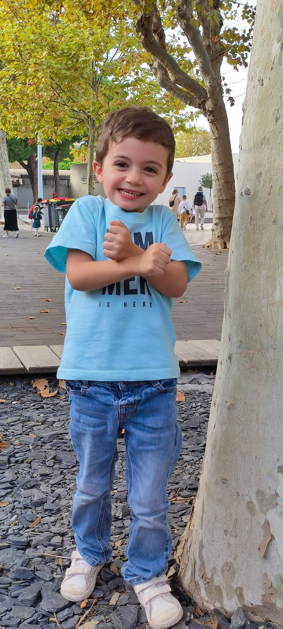 Lenny a rejoint le concours — aidez-le/la à gagner de superbes lots ! child, denim, electric_blue, fun, gesture, happy, head, joint, joy, leisure, person, recreation, sleeve, smile, standing, t_shirt, thumb, toddler, tree, trunk