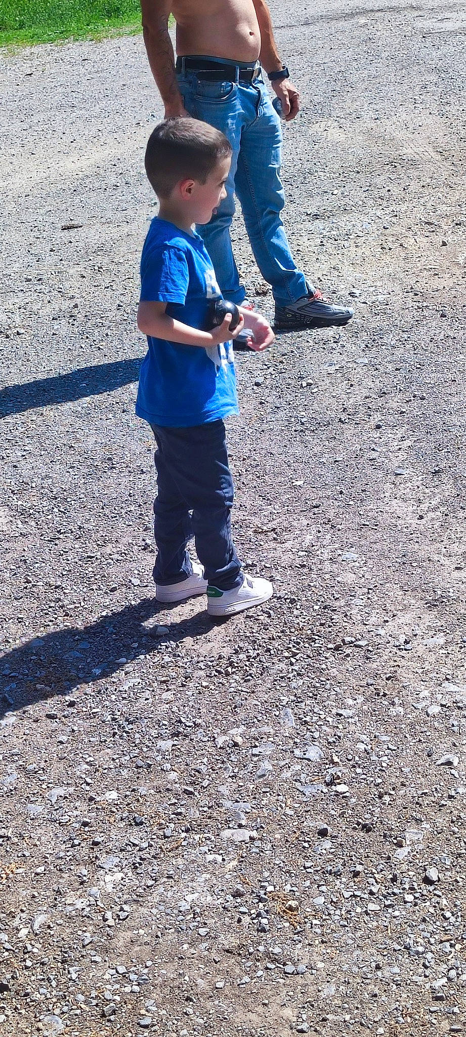 Lenny a rejoint le concours — aidez-le/la à gagner de superbes lots ! asphalt, child, city, concrete, denim, electric_blue, foot, fun, gesture, grass, hat, human_leg, people_in_nature, person, road_surface, sand, shadow, soil, toddler, walking