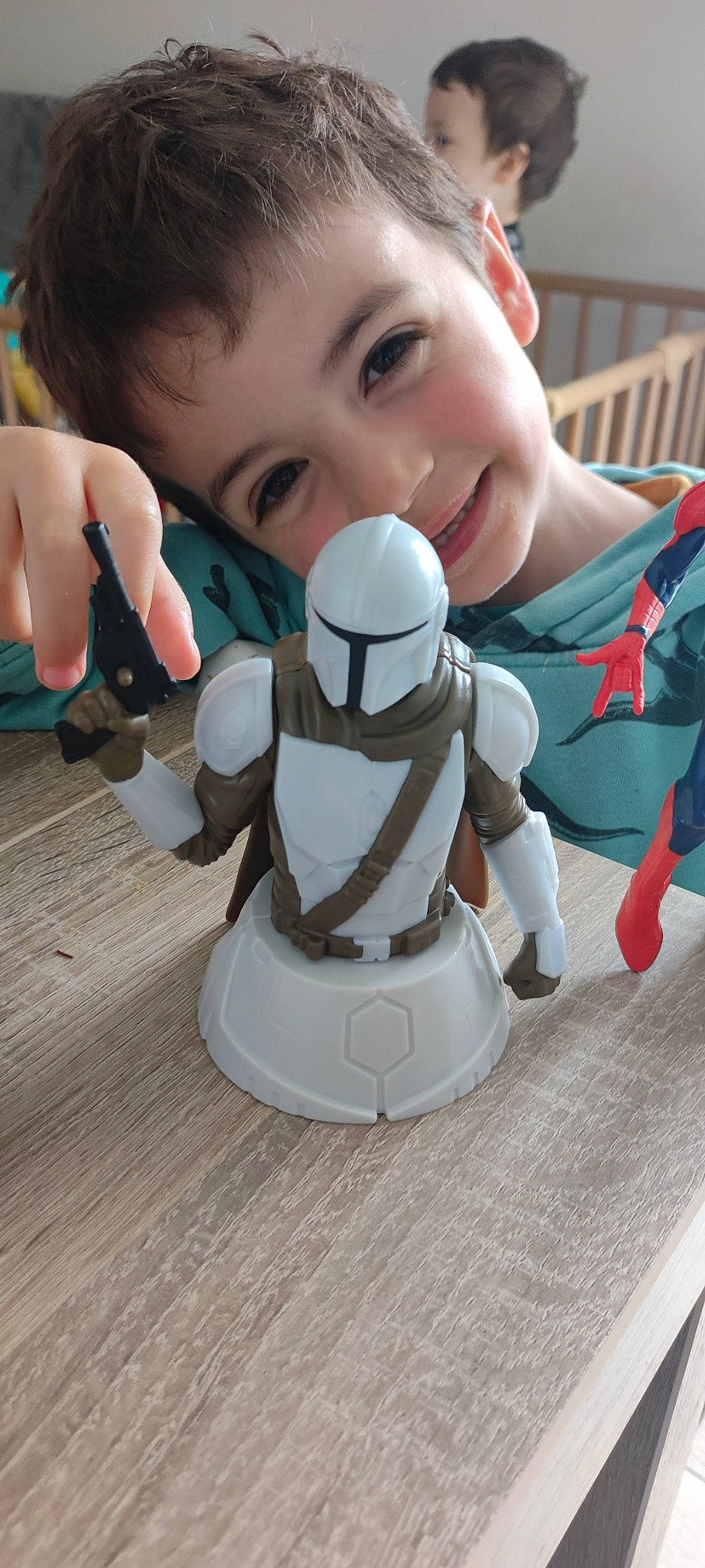 Lenny participe au concours pour gagner de l'argent avec cette photo : baby_toddler_clothing, carmine, child, facial_expression, fictional_character, finger, fun, gesture, grass, happy, head, machine, person, personal_protective_equipment, product, sitting, smile, thumb, toddler, toy