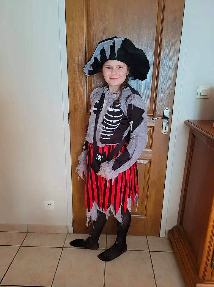 Alycia a rejoint le concours — aidez-le/la à gagner de superbes lots ! bag, boot, costume, costume_hat, door, dress, face, fashion_design, flooring, hat, headgear, headwear, human_leg, joy, outerwear, pattern, person, sleeve, smile, sun_hat