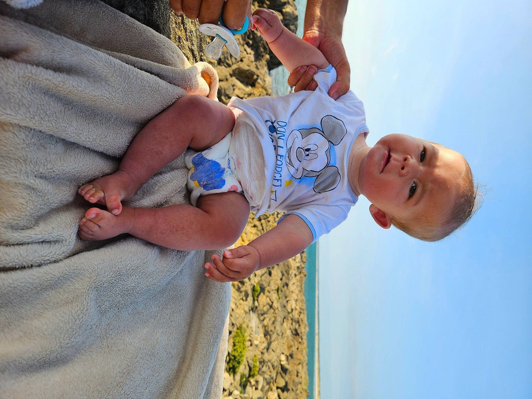 Ruben participe au concours pour gagner de l'argent avec cette photo : arm, azure, baby, child, cloud, elbow, fun, gesture, grass, happy, human_leg, joint, leisure, people_in_nature, person, play, sitting, sky, t_shirt, toddler
