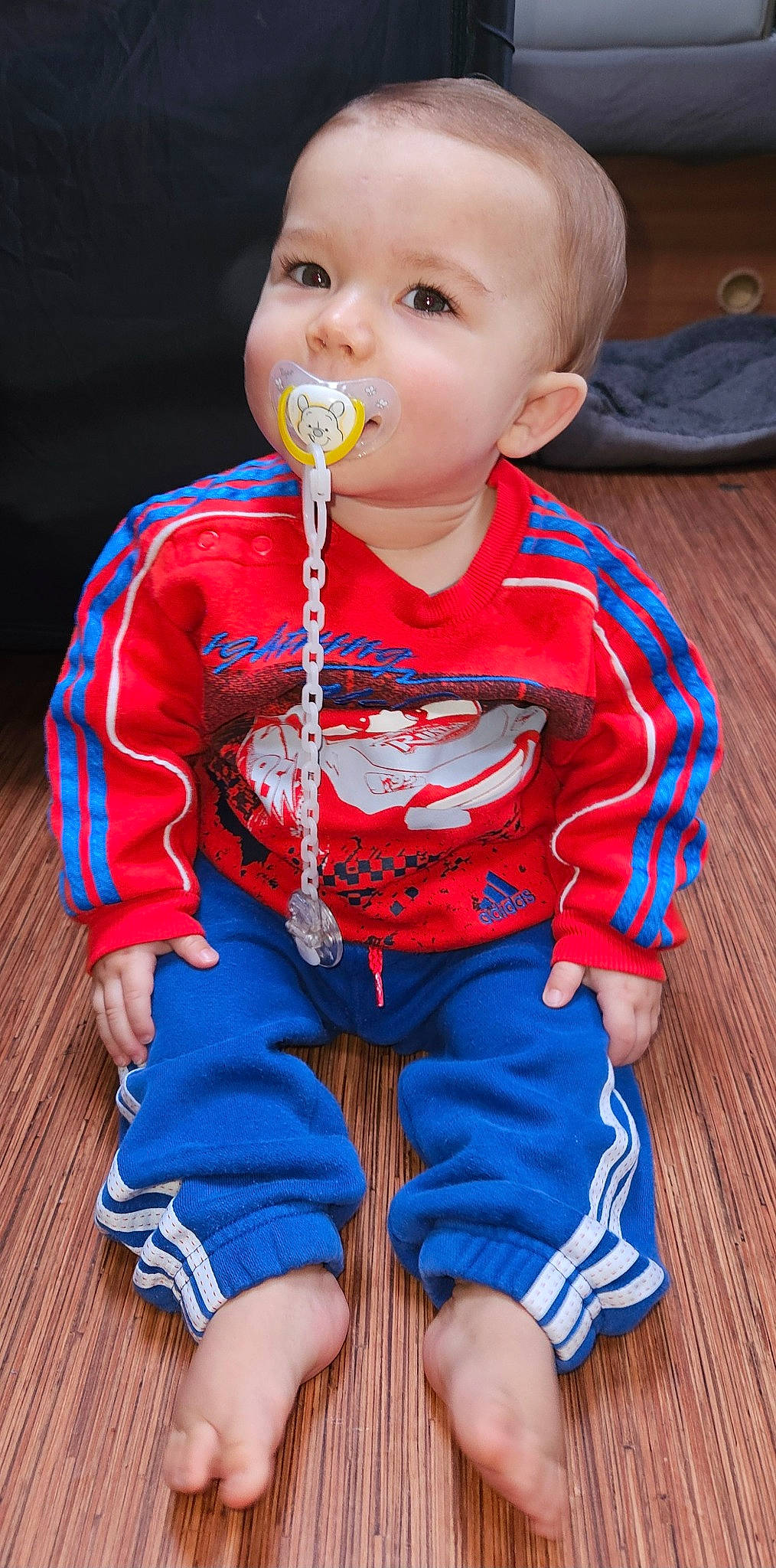 Ruben a rejoint le concours — aidez-le/la à gagner de superbes lots ! baby, baby_toddler_clothing, cheek, child, electric_blue, happy, iris, neck, nose, orange, pattern, person, red, sitting, skin, sleeve, standing, t_shirt, textile, toddler