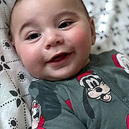 Ayssem a rejoint le concours — aidez-le/la à gagner de superbes lots ! baby, smiling, face, infant, onesie, cartoon, clothing, patterned_blanket, closeup, happy, cute, child, portrait, skin, eyelashes, head, cheeks, lying_down, indoors, soft