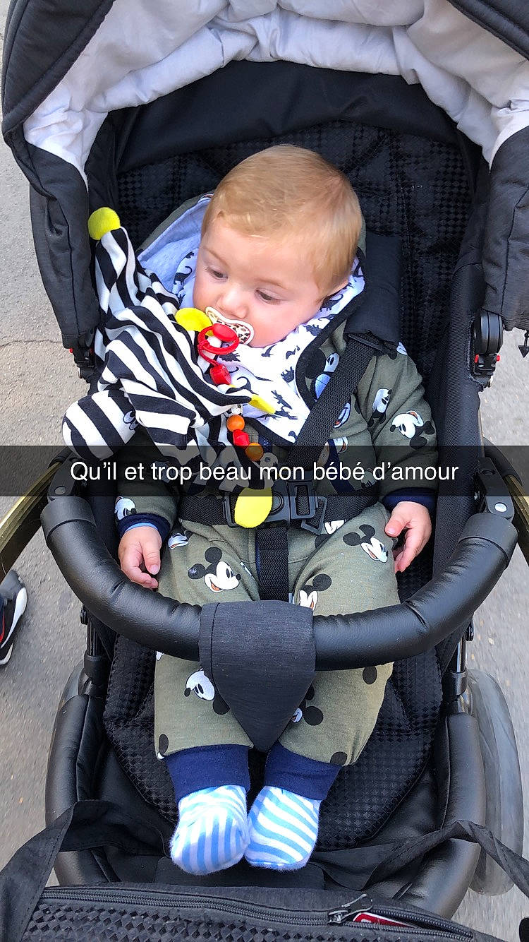 Santiago participe au concours pour gagner de l'argent avec cette photo : baby, baby_carriage, baby_products, baby_safety, baby_toddler_clothing, car_seat, child, comfort, cool, lap, mammal, person, product, sitting, toddler