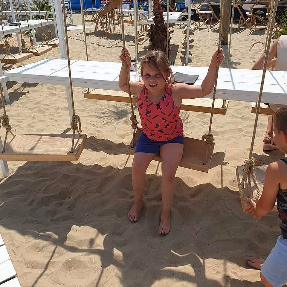 Shalyna participe au concours pour gagner de l'argent avec cette photo : arm, barefoot, child, foot, fun, human_body, human_settlement, joy, leg, leisure, outdoor_furniture, outdoor_play_equipment, person, play, public_space, sand, shade, summer, toe, trunk