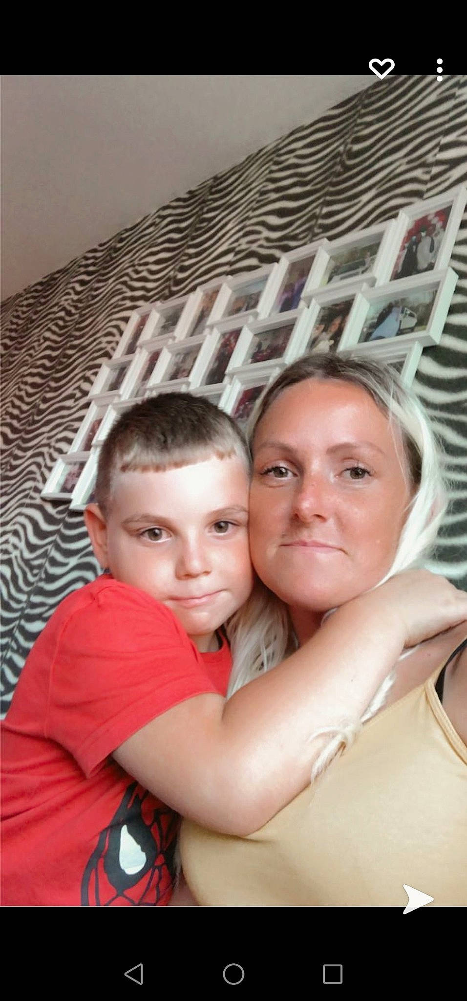 Massimilano a rejoint le concours — aidez-le/la à gagner de superbes lots ! active_tank, caesar_cut, cheek, ear, eye, happy, hug, iris, joy, love, organ, person, selfie, shoulder, sleeveless_shirt, t_shirt, throat