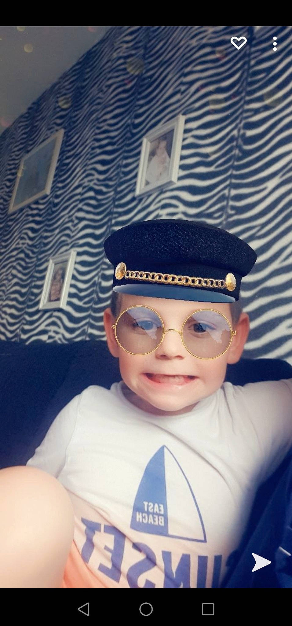 Massimilano participe au concours pour gagner de l'argent avec cette photo : cap, cool, costume_accessory, costume_hat, eyewear, goggles, headwear, law_enforcement, peaked_cap, person, space, sunglasses