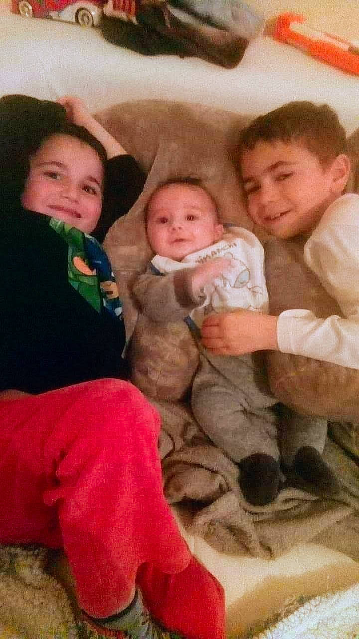 Léo a rejoint le concours — aidez-le/la à gagner de superbes lots ! cheek, chin, comfort, couch, eye, face, finger, happy, head, human_body, interaction, iris, joy, lap, leg, mouth, nose, person, skin, smile