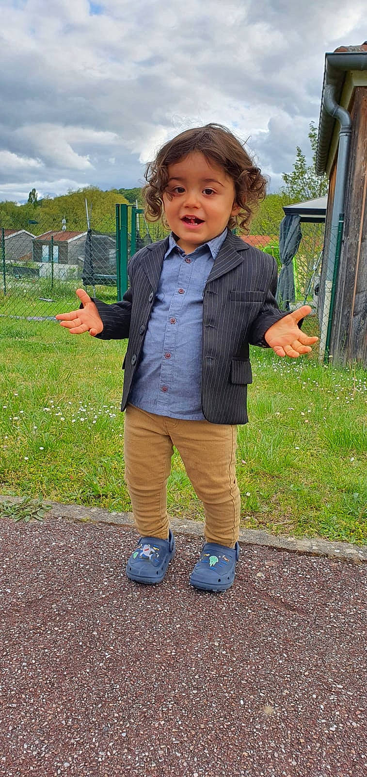 Atilla a rejoint le concours — aidez-le/la à gagner de superbes lots ! cloud, electric_blue, eye, face, fun, grass, grassland, happy, jacket, leisure, people_in_nature, person, plant, recreation, sky, sleeve, soil, street_fashion, tie, toddler