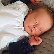 Timothé a rejoint le concours — aidez-le/la à gagner de superbes lots ! baby, blanket, child, clothing, cozy, cushion, cute, face, hair, hand, indoor, infant, nap, newborn, peaceful, portrait, resting, sleeping, soft, toddler
