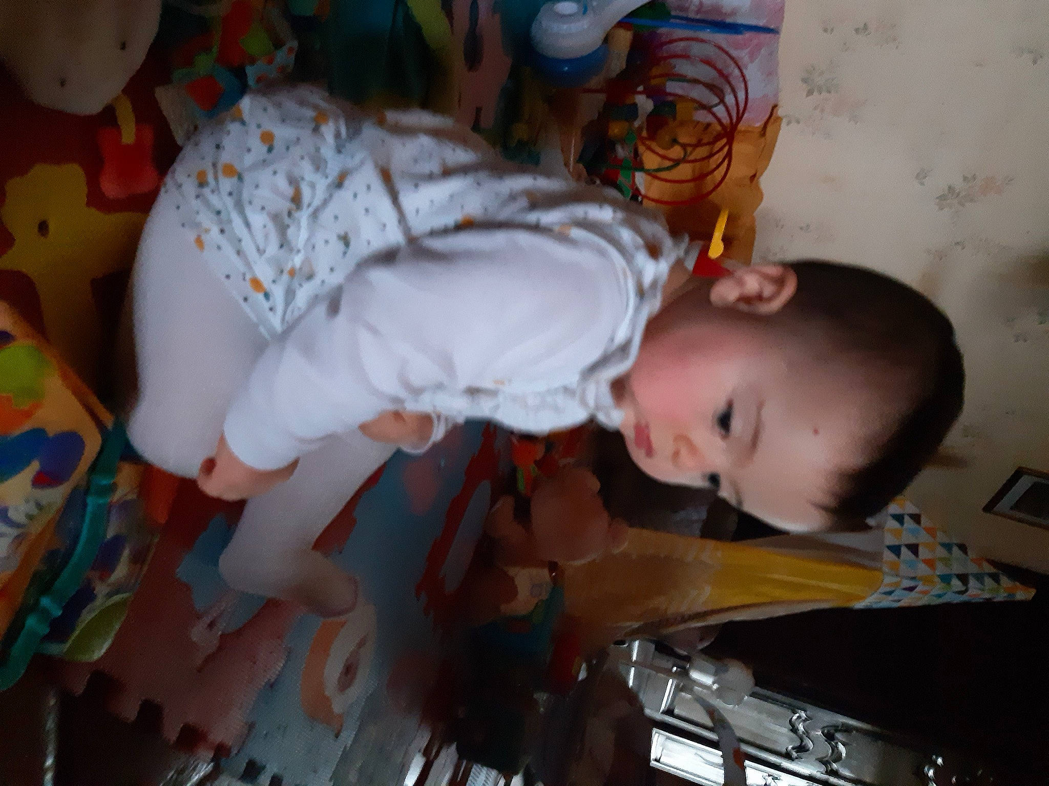 Joy participe au concours pour gagner de l'argent avec cette photo : baby, baby_products, baby_toddler_clothing, child, facial_expression, finger, flooring, fun, hairstyle, head, human_body, mammal, mouth, orange, person, play, room, t_shirt, toddler, toy