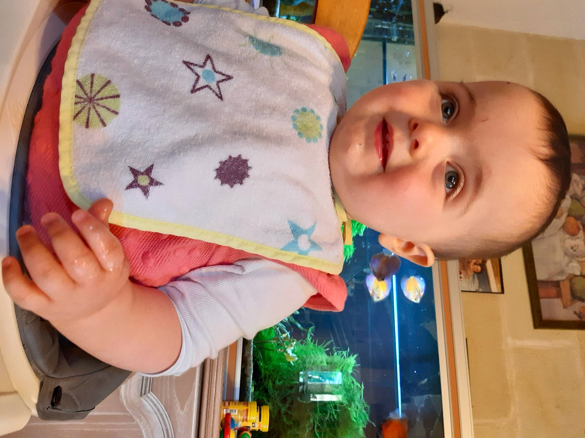 Joy a rejoint le concours — aidez-le/la à gagner de superbes lots ! baby, baby_products, baby_toddler_clothing, cheek, child, craft, event, fun, green, happy, linens, pattern, person, play, room, sleeve, smile, t_shirt, toddler