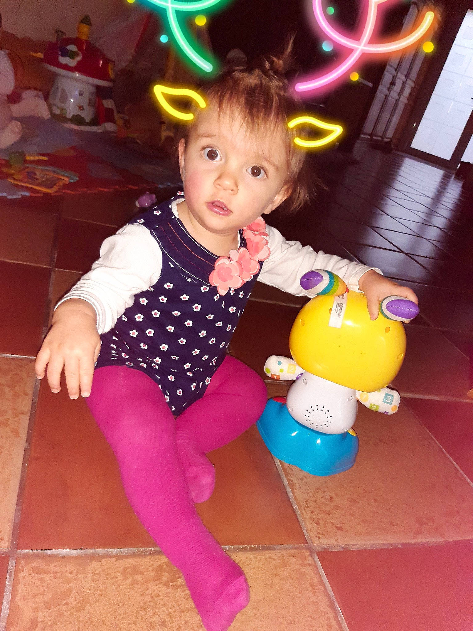 Nola participe au concours pour gagner de l'argent avec cette photo : arm, baby_toddler_clothing, barefoot, child, flooring, foot, fun, human_leg, knee, magenta, monokini, pattern, person, pink, play, purple, sitting, thigh, toddler