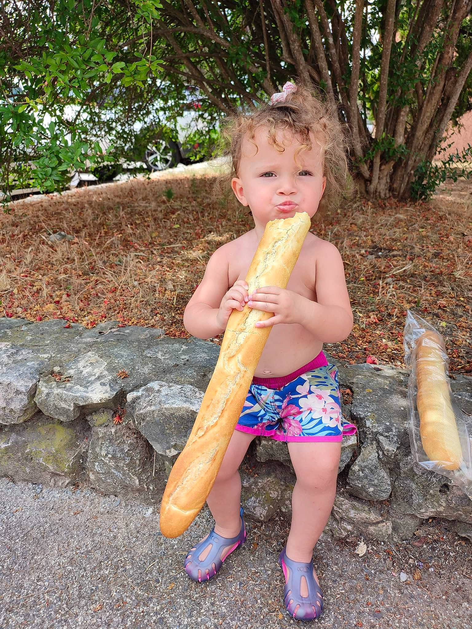Louena participe au concours pour gagner de l'argent avec cette photo : barechested, child, finger, foot, fun, grass, human_leg, leaf, leg, leisure, people_in_nature, person, plant, shoe, sitting, sneakers, soil, thigh, thumb, toddler
