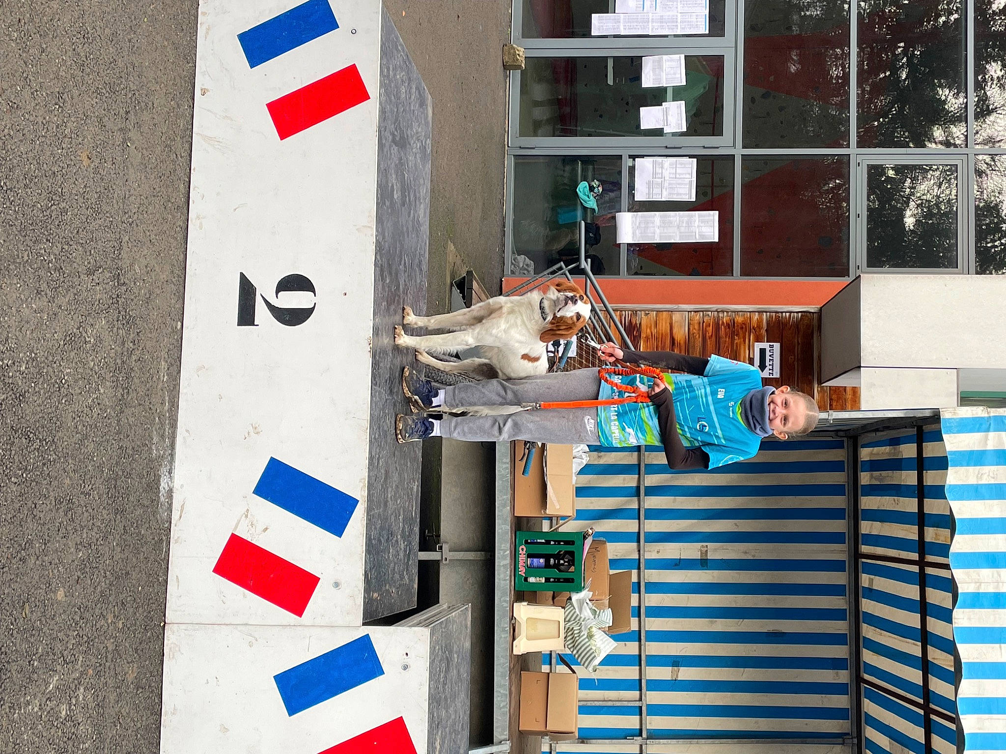 Raika a rejoint le concours — aidez-le/la à gagner de superbes lots ! art, blue, building, carmine, city, door, facade, font, house, line, red, room, sculpture, sign, statue, street, traffic_sign, tree, urban_design, window