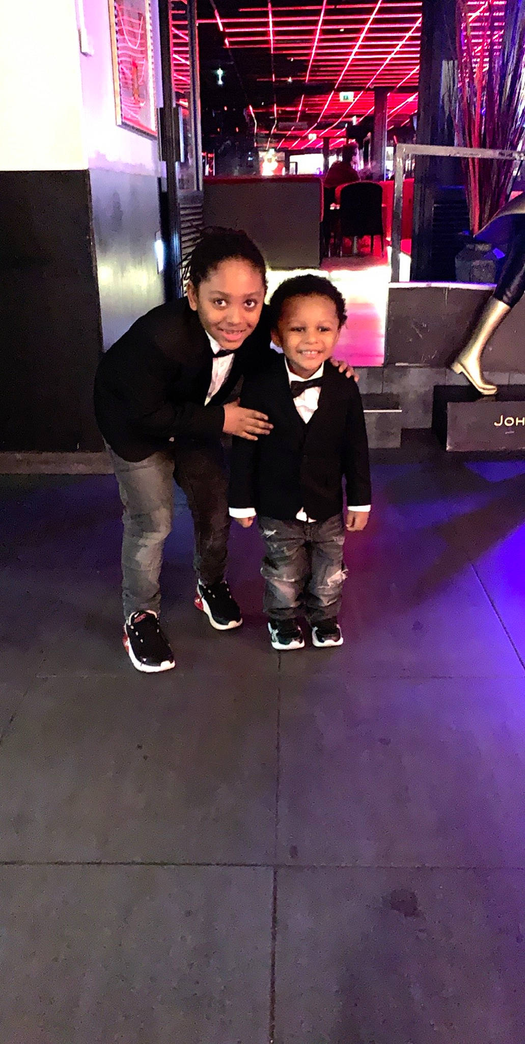 Jahnaël a rejoint le concours — aidez-le/la à gagner de superbes lots ! child, flooring, fun, joy, leg, person, photography, snapshot