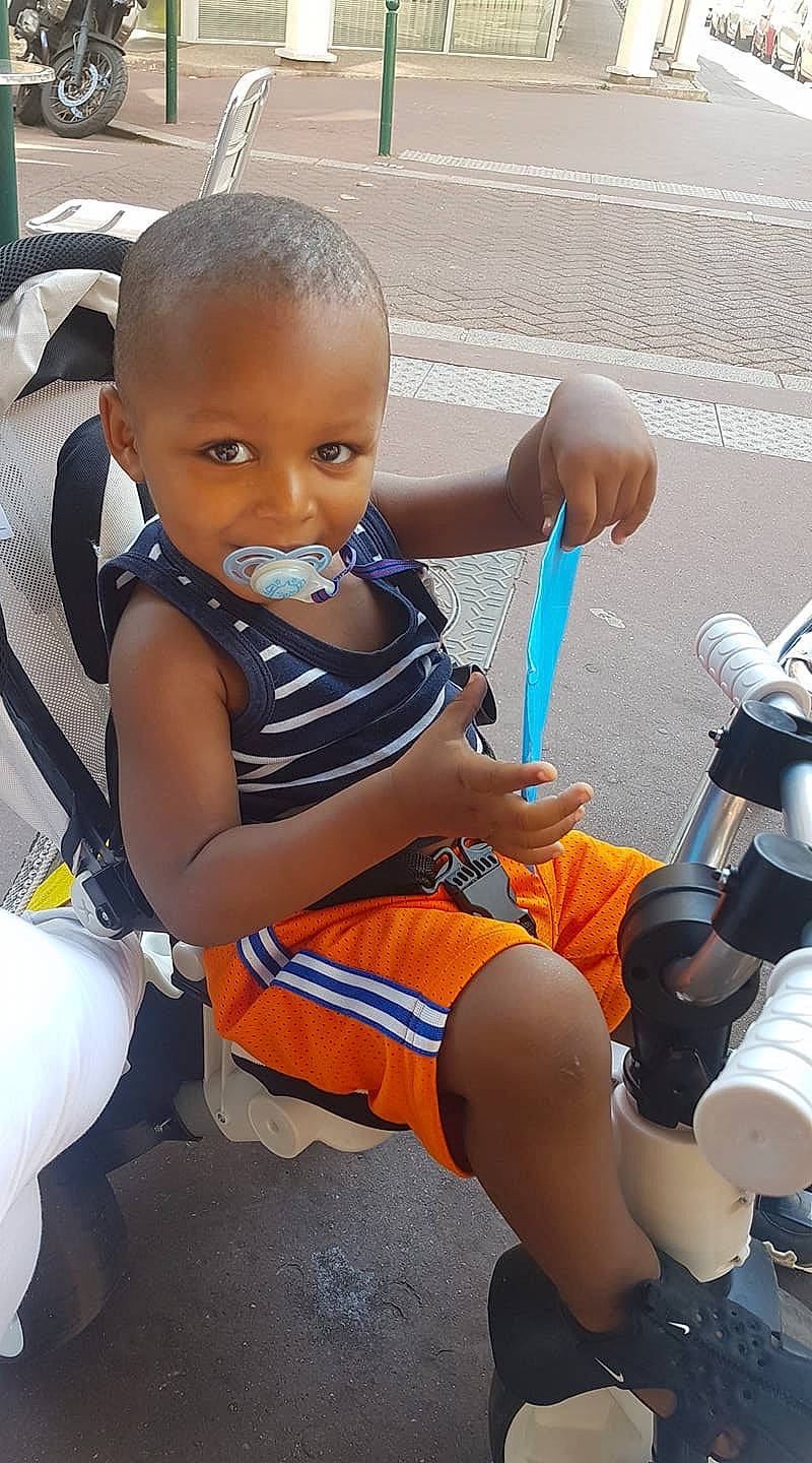 Jahïan participe au concours pour gagner de l'argent avec cette photo : child, joy, person, toddler, vehicle