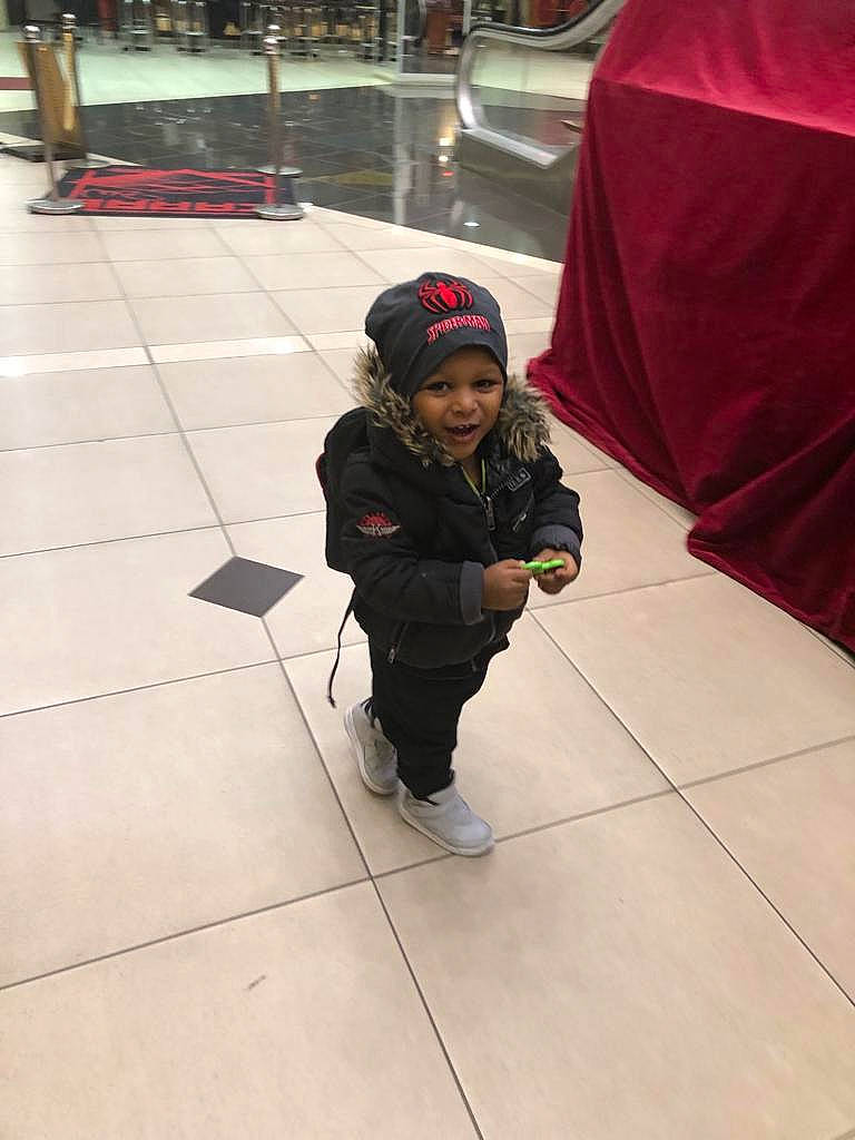 Jahïan participe au concours pour gagner de l'argent avec cette photo : child, floor, flooring, fun, person, smile, toddler, tourism, vacation