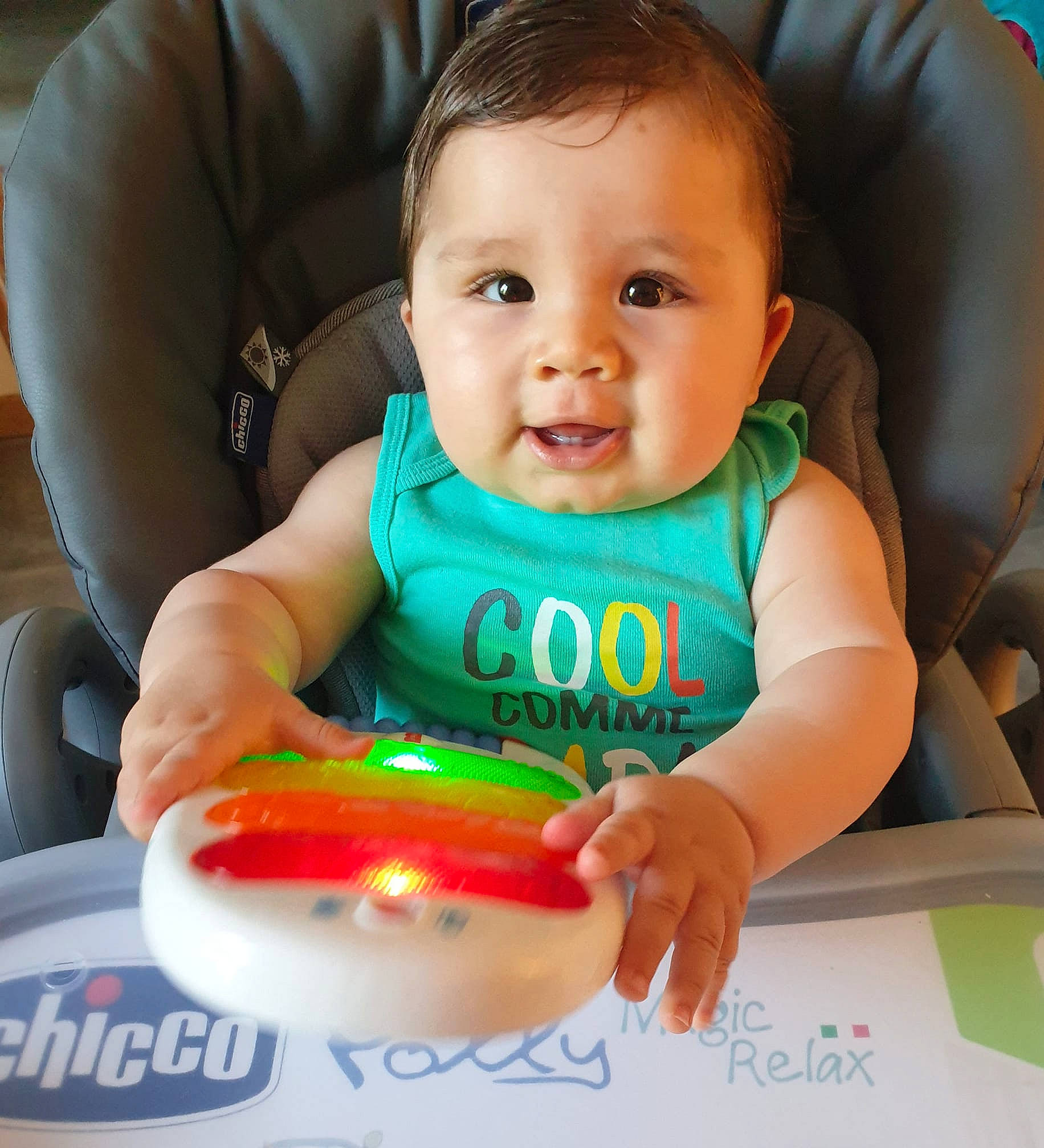 Sacha participe au concours pour gagner de l'argent avec cette photo : baby, baby_food, baby_playing_with_toys, baby_products, baby_toys, child, fun, games, person, play, product, sitting, smile, toddler, tummy_time