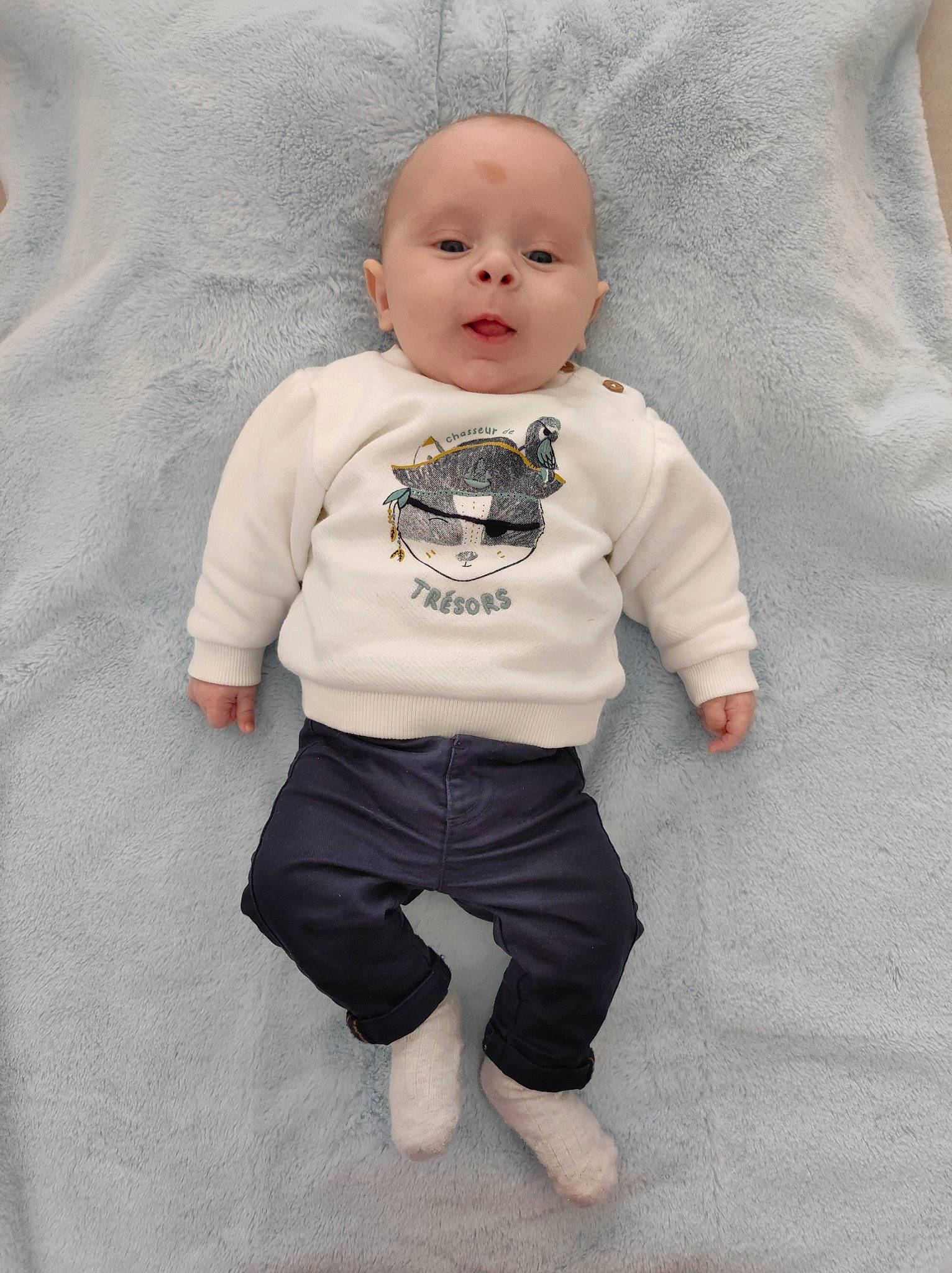 Marceau participe au concours pour gagner de l'argent avec cette photo : baby, baby_toddler_clothing, child, comfort, dress_shirt, grey, happy, hood, linens, outerwear, pattern, person, portrait_photography, sleeve, t_shirt, textile, toddler, top