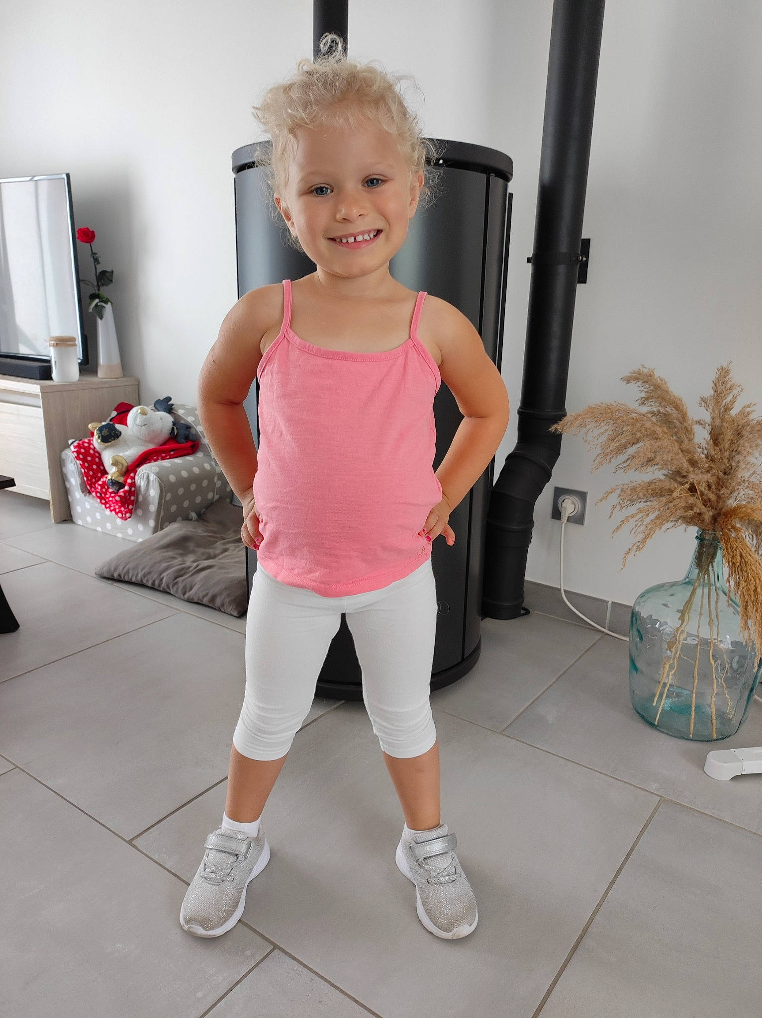 Adèle a rejoint le concours — aidez-le/la à gagner de superbes lots ! active_pants, active_tank, chest, floor, flooring, flowerpot, houseplant, joint, joy, knee, leg, person, plant, shorts, shoulder, sleeve, smile, sportswear, standing, thigh