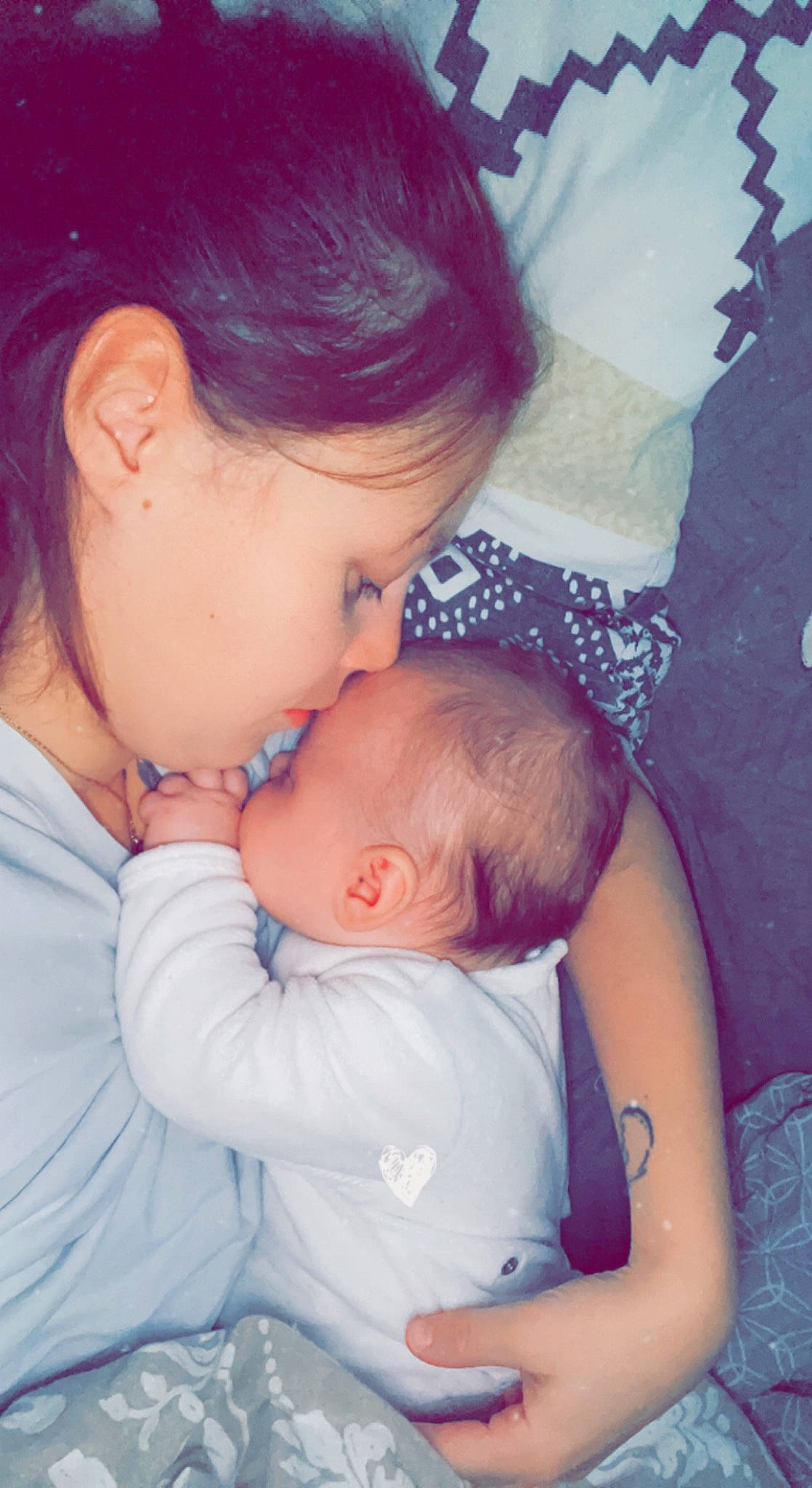 Romy participe au concours pour gagner de l'argent avec cette photo : arm, azure, baby, baby_toddler_clothing, cheek, child, comfort, ear, fun, gesture, happy, interaction, iris, jewellery, love, neck, nose, person, shoulder, skin