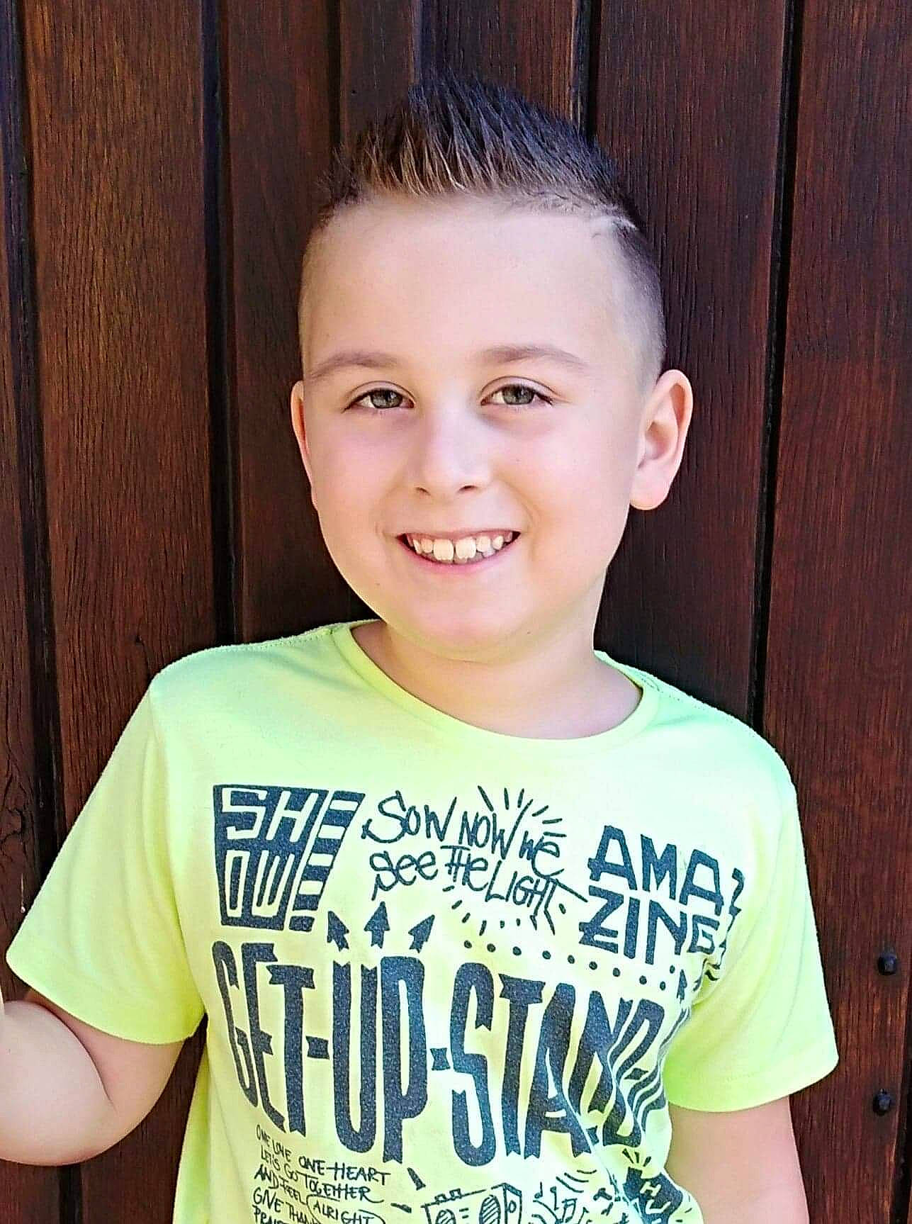 Nathan a rejoint le concours — aidez-le/la à gagner de superbes lots ! child, child_model, chin, cool, face, forehead, hair, hairstyle, happy, joy, person, smile, t_shirt, top