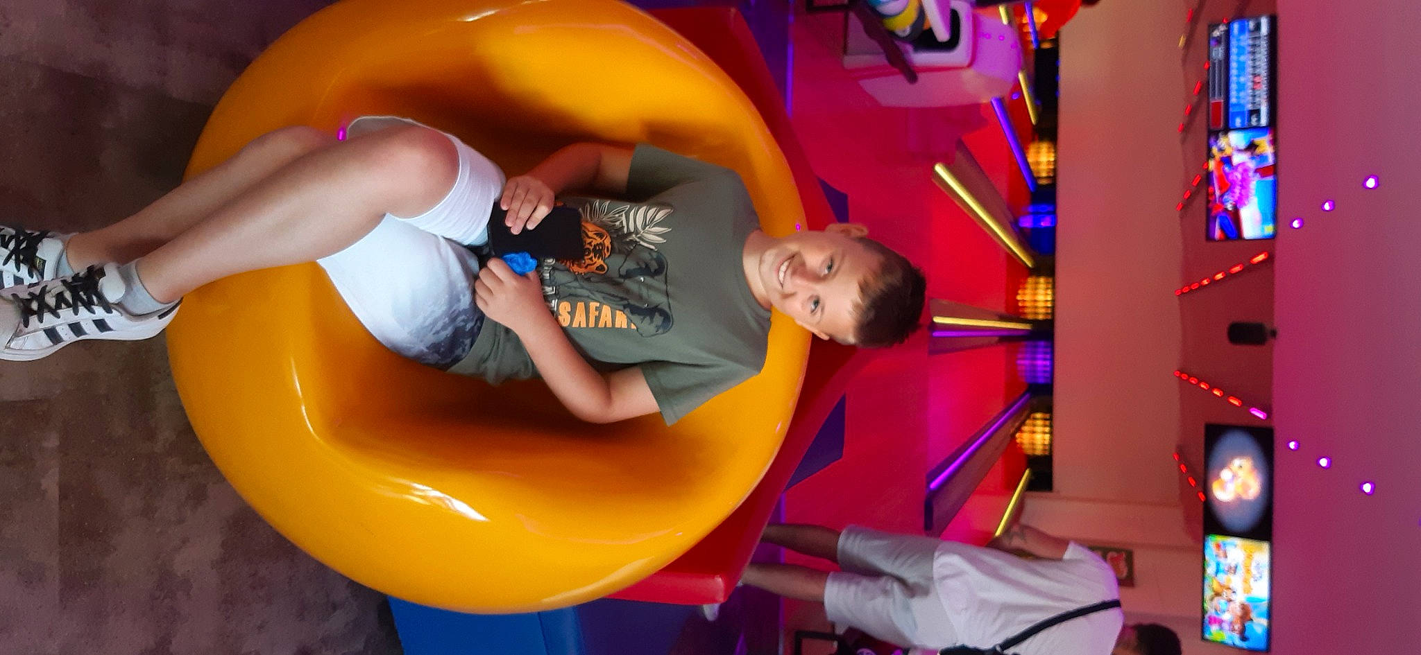 Nathan a rejoint le concours — aidez-le/la à gagner de superbes lots ! child, comfort, event, fun, games, joy, leisure, magenta, orange, organ, outdoor_play_equipment, person, play, playground, purple, recreation, shirt, shorts, t_shirt, thigh