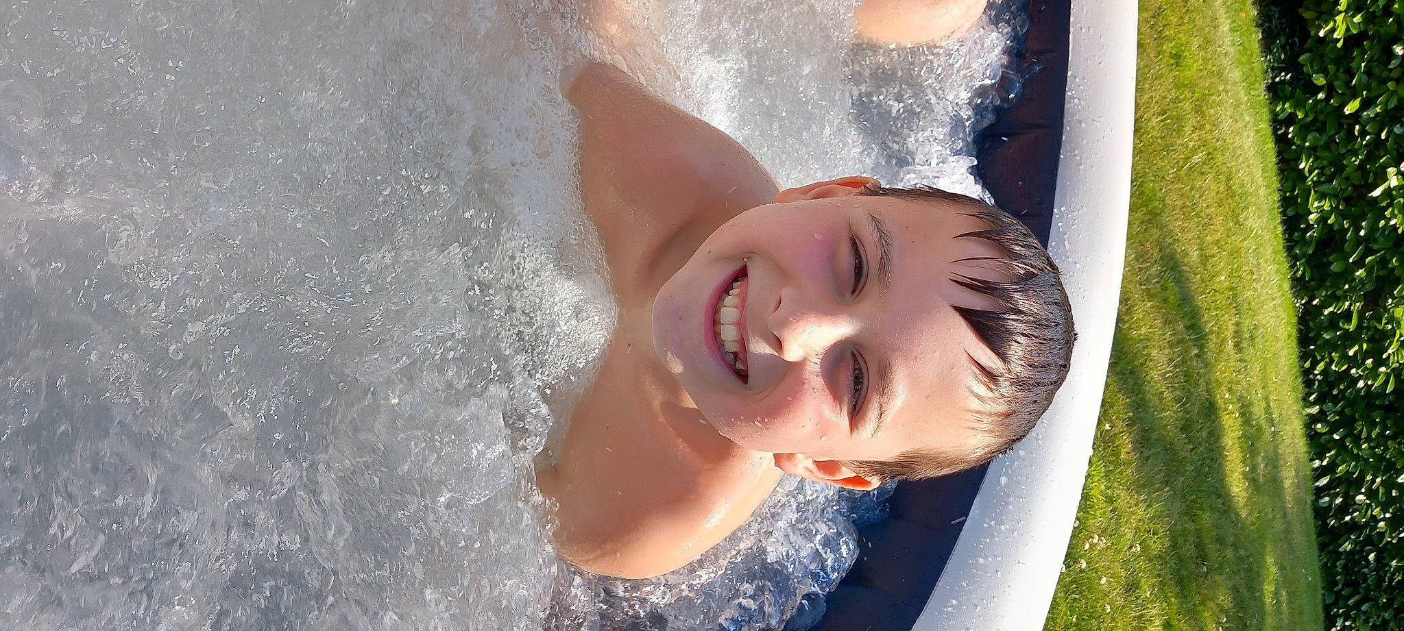 Nathan a rejoint le concours — aidez-le/la à gagner de superbes lots ! arm, bathing, black_hair, eyebrow, flash_photography, fun, happy, human_body, jaw, joy, leisure, lip, mouth, neck, nose, people_in_nature, person, recreation, skin, smile