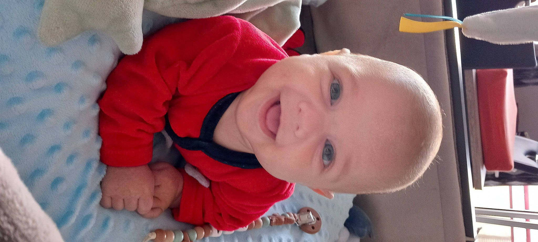 Noa participe au concours pour gagner de l'argent avec cette photo : baby, baby_toddler_clothing, cheek, child, chin, eye, eyebrow, eyelash, face, happy, head, human_body, lip, mouth, nose, person, red, skin, sleeve, smile