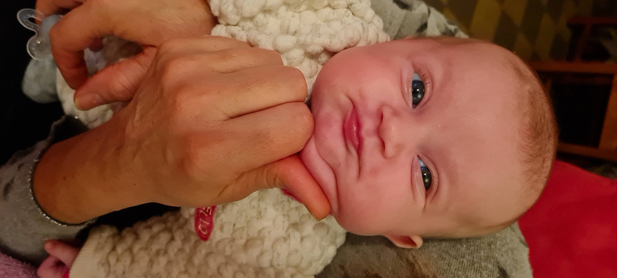 Tehany a rejoint le concours — aidez-le/la à gagner de superbes lots ! baby, baby_toddler_clothing, cheek, comfort, eye, eyelash, facial_expression, finger, gesture, hand, happy, iris, lip, mouth, nail, nose, person, skin, thumb, toddler