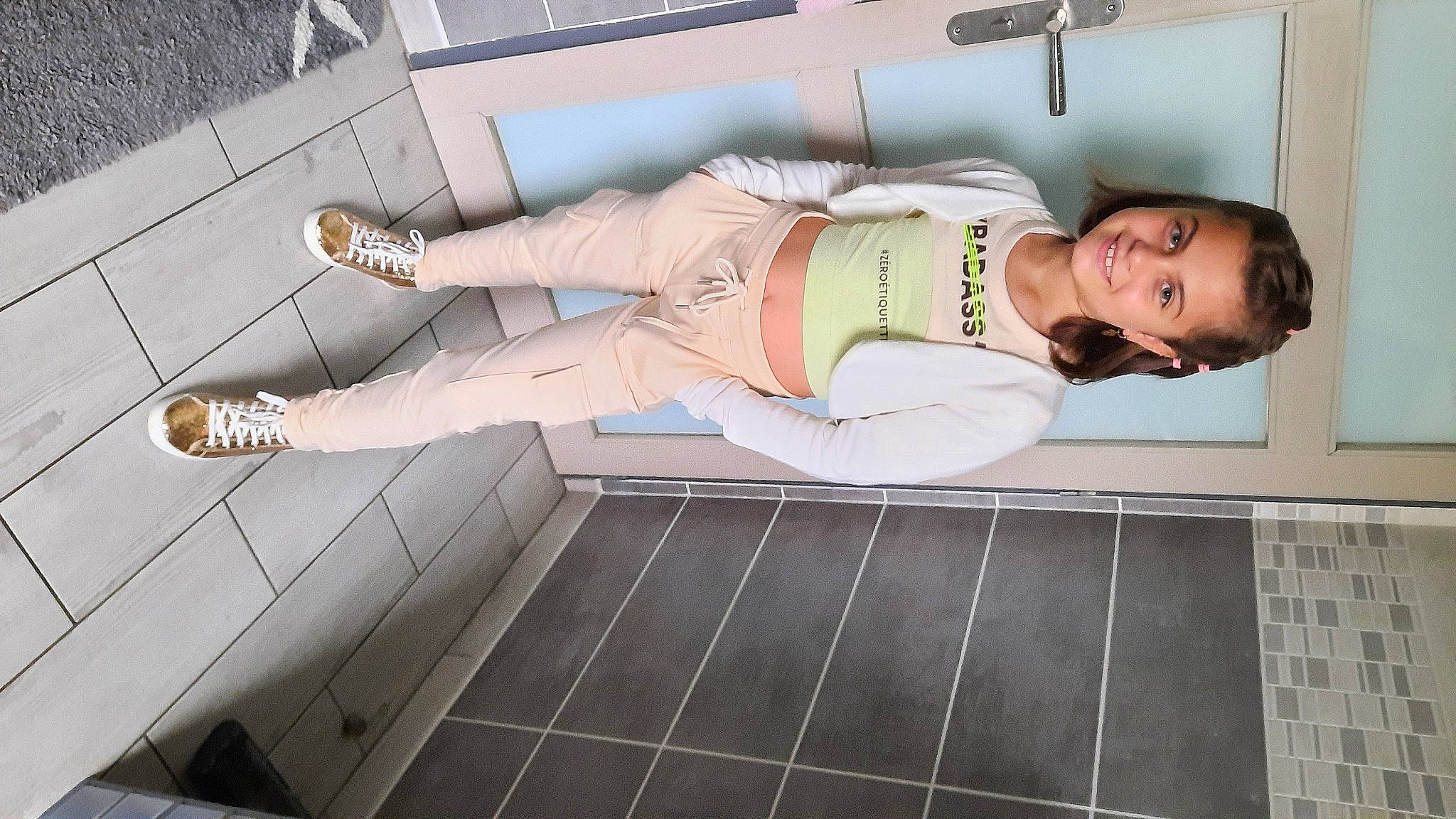 Soizic participe au concours pour gagner de l'argent avec cette photo : abdomen, boot, comfort, elbow, eyewear, flooring, footwear, hat, human_leg, joy, knee, leg, pattern, person, sandal, sitting, thigh, waist