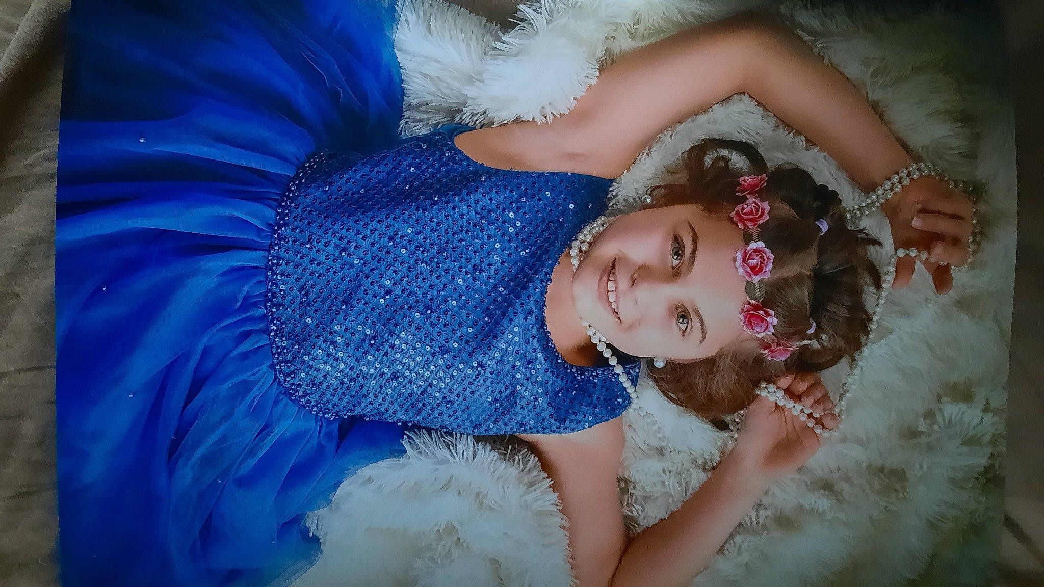 Soizic participe au concours pour gagner de l'argent avec cette photo : bridal_accessory, clothing, dress, embellishment, eye, eyelash, face, facial_expression, fashion_design, flash_photography, hair, hairstyle, happy, head, headpiece, headwear, iris, jewellery, joy, lip