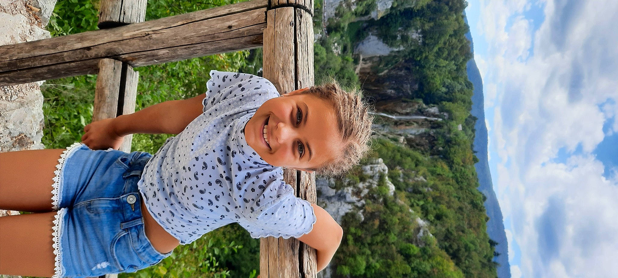 Soizic participe au concours pour gagner de l'argent avec cette photo : blue, child, cloud, face, facial_expression, fun, grass, green, happy, joy, leaf, leisure, nature, person, plant, recreation, sky, smile, summer, t_shirt