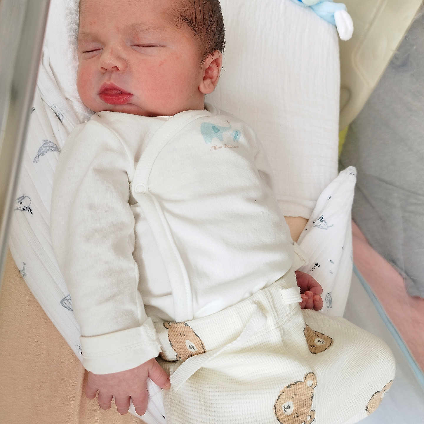 Lohan participe au concours pour gagner de l'argent avec cette photo : baby, bear_pattern, blanket, child, cozy, crib, cute, face, hand, indoors, infant, mickey_mouse, newborn, pajamas, peaceful, plush_toy, resting, sleeping, soft_fabric, white_clothing