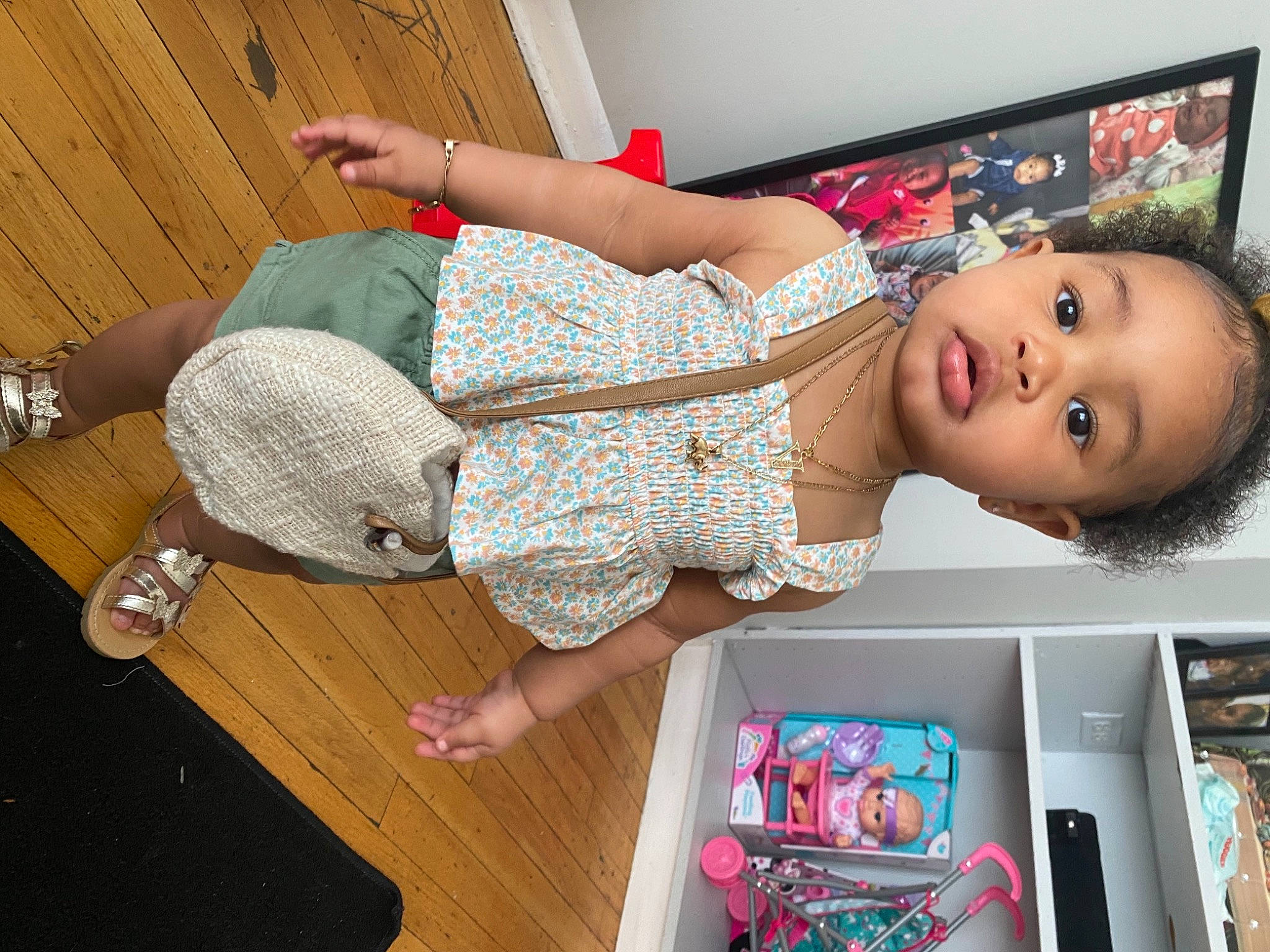 Valilcette is registered to the contest to win money with this photo: baby, baby_toddler_clothing, child, comfort, elbow, fun, headgear, human_leg, knee, magenta, pattern, person, pink, room, sandal, thigh, toddler, trunk, waist, wood