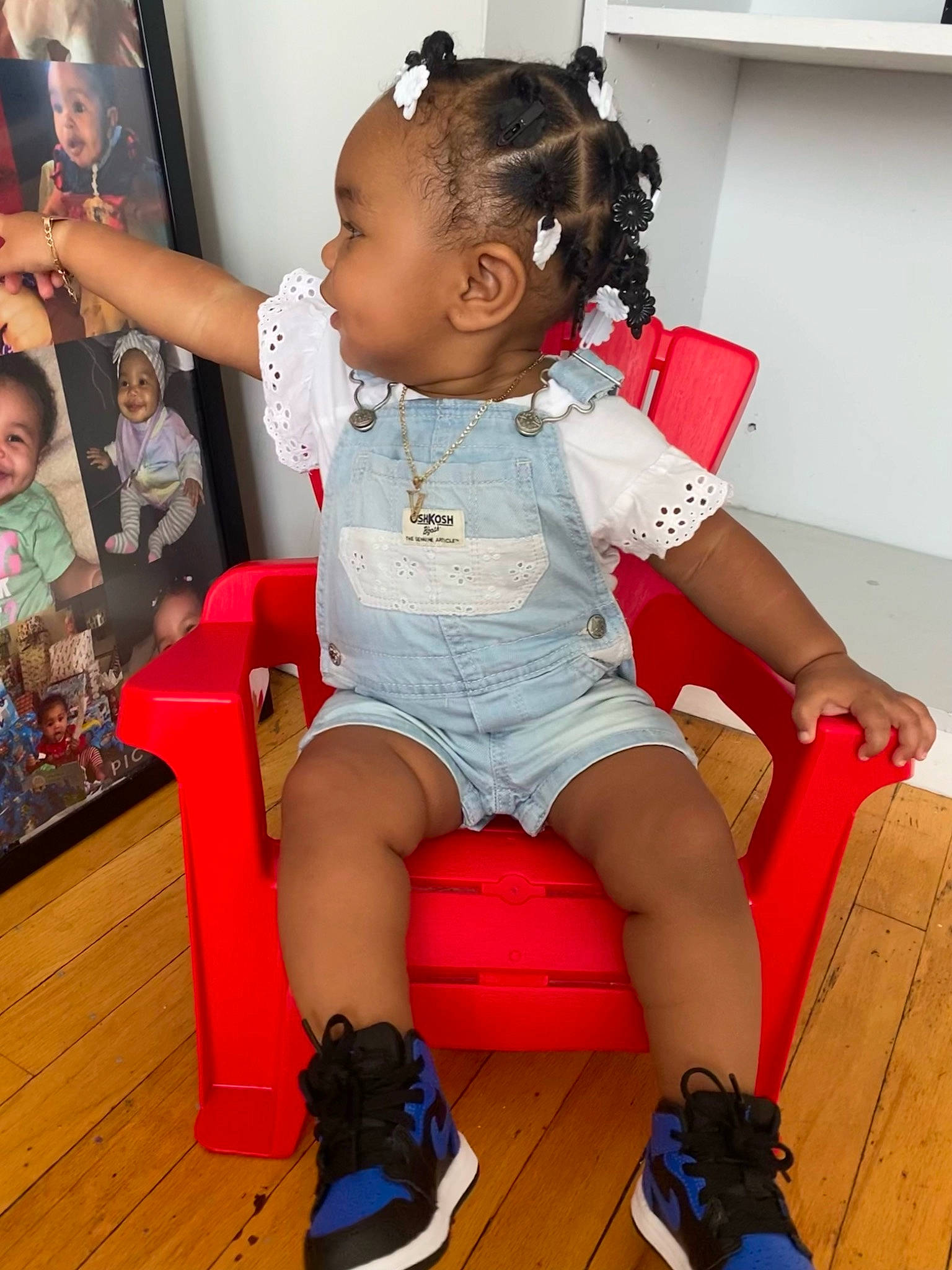 Valilcette is registered to the contest to win money with this photo: baby, baby_toddler_clothing, boot, carmine, child, flooring, fun, happy, head, human_leg, joint, joy, knee, magenta, person, pink, shoe, skin, sleeve, sock