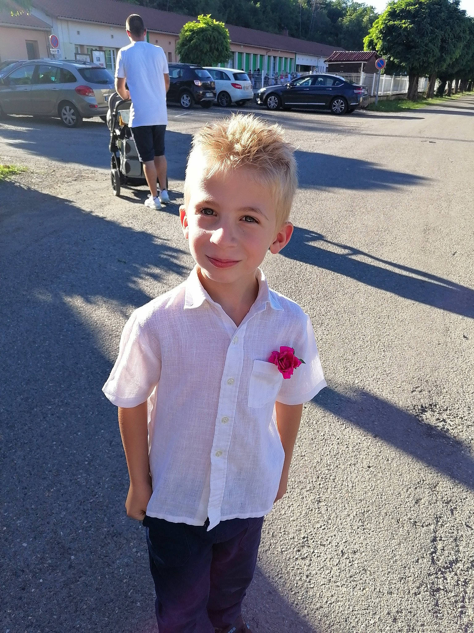 Jayson participe au concours pour gagner de l'argent avec cette photo : asphalt, car, cool, eye, footwear, fun, gesture, grass, hairstyle, happy, joy, leg, leisure, person, plant, road_surface, sleeve, smile, t_shirt, toddler