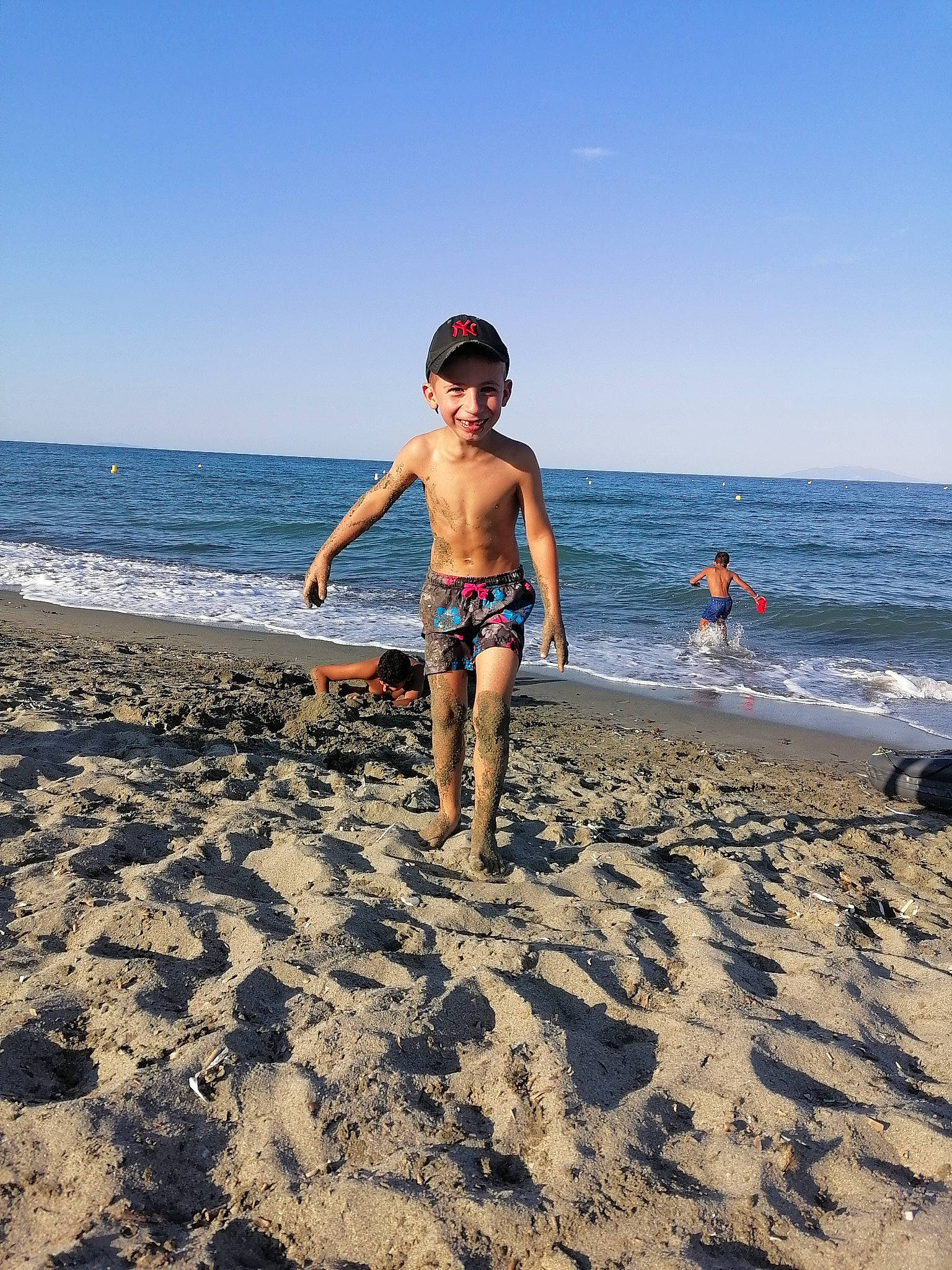 Jayson participe au concours pour gagner de l'argent avec cette photo : barefoot, beach, cloud, coastal_and_oceanic_landforms, flash_photography, fun, happy, headwear, horizon, joy, landscape, leg, leisure, people_in_nature, people_on_beach, person, sand, shorts, sky, thigh