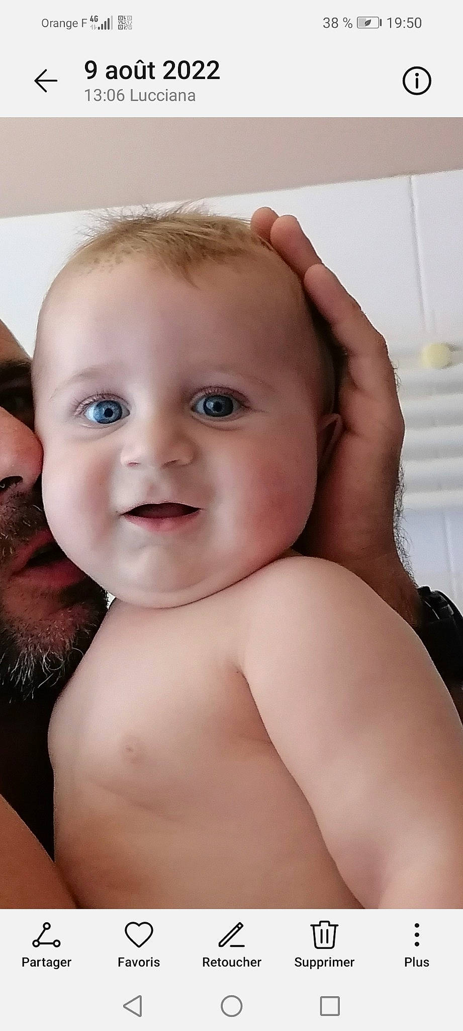 Sacha participe au concours pour gagner de l'argent avec cette photo : arm, cheek, chin, eye, eyebrow, eyelash, face, forehead, hand, head, human_body, lip, mouth, muscle, neck, nose, person, shoulder, skin, smile