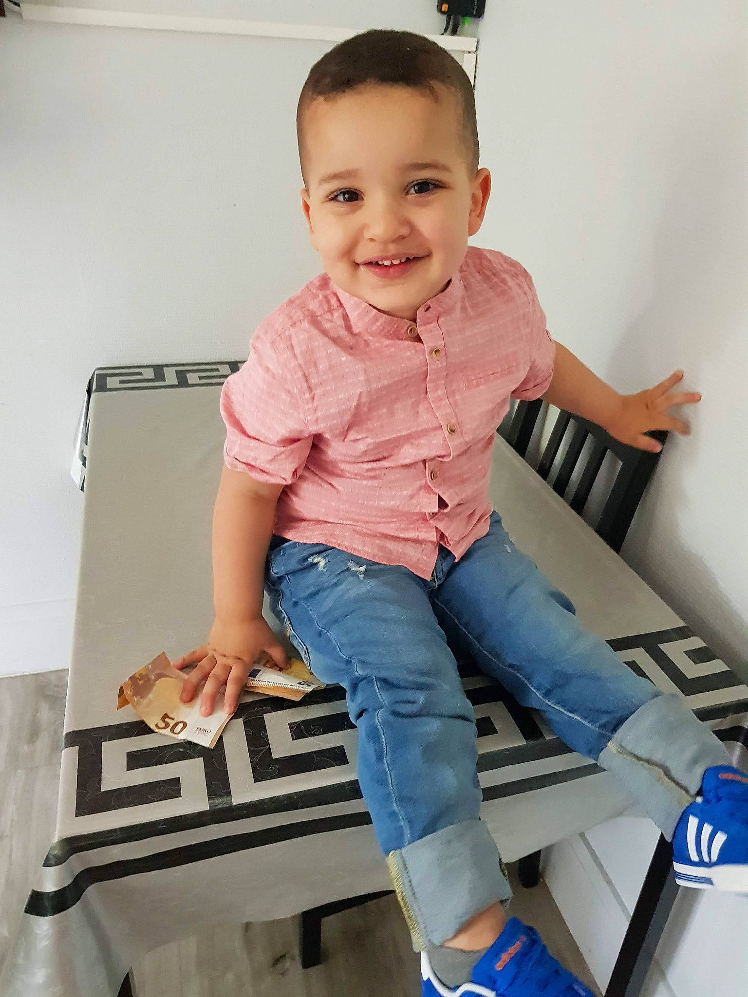 Arsène a rejoint le concours — aidez-le/la à gagner de superbes lots ! abdomen, arm, boy, child, girl, infant, jeans, joy, leg, outerwear, person, product, shoulder, sitting, sleeve, standing, t_shirt, textile, toddler