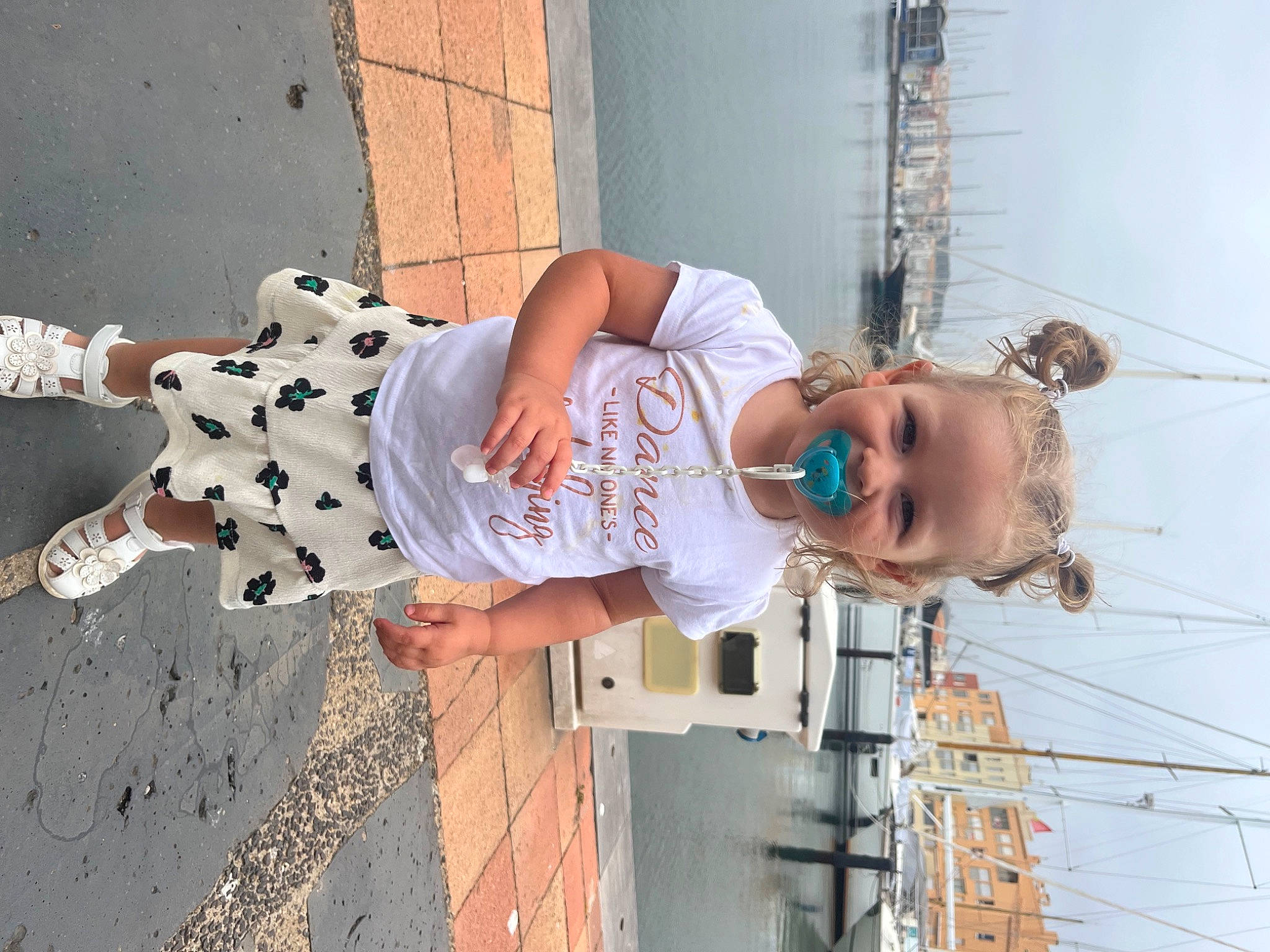 Lyna a rejoint le concours — aidez-le/la à gagner de superbes lots ! art, child, electrical_supply, electricity, eyewear, facade, fun, hat, human_leg, joy, person, plant, sidewalk, sky, street, sunglasses, t_shirt, thigh, toddler, visual_arts