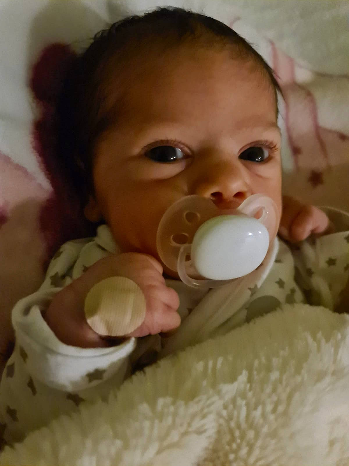 Alia a rejoint le concours — aidez-le/la à gagner de superbes lots ! baby, baby_toddler_clothing, cheek, comfort, drinkware, ear, eye, eyebrow, eyelash, head, human_body, iris, lip, mammal, mouth, nose, organ, person, skin, tableware