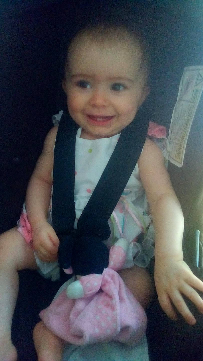 Shanna participe au concours pour gagner de l'argent avec cette photo : arm, black_hair, cheek, child, day, eye, face, finger, girl, head, human_body, human_hair_color, joy, leg, mouth, nose, person, product, sitting, skin