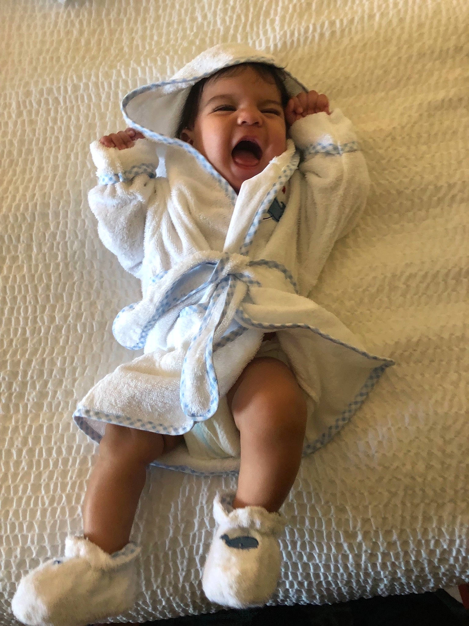 Leonel is registered to the contest to win money with this photo: child, leg, linens, person, smile, toddler