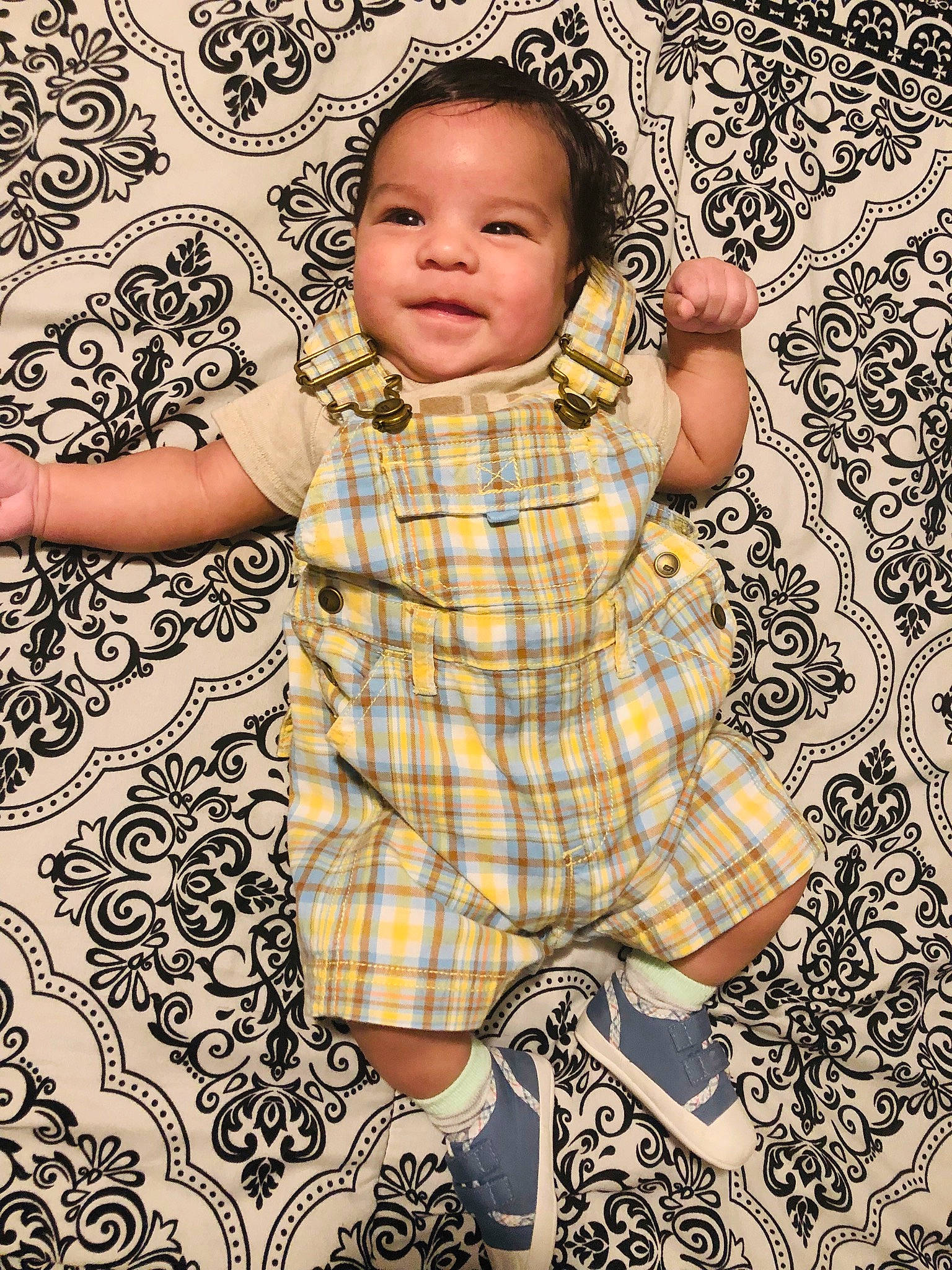 Leonel is registered to the contest to win money with this photo: baby, baby_toddler_clothing, child, design, fun, head, pattern, person, plaid, sleeve, smile, t_shirt, tartan, textile, toddler