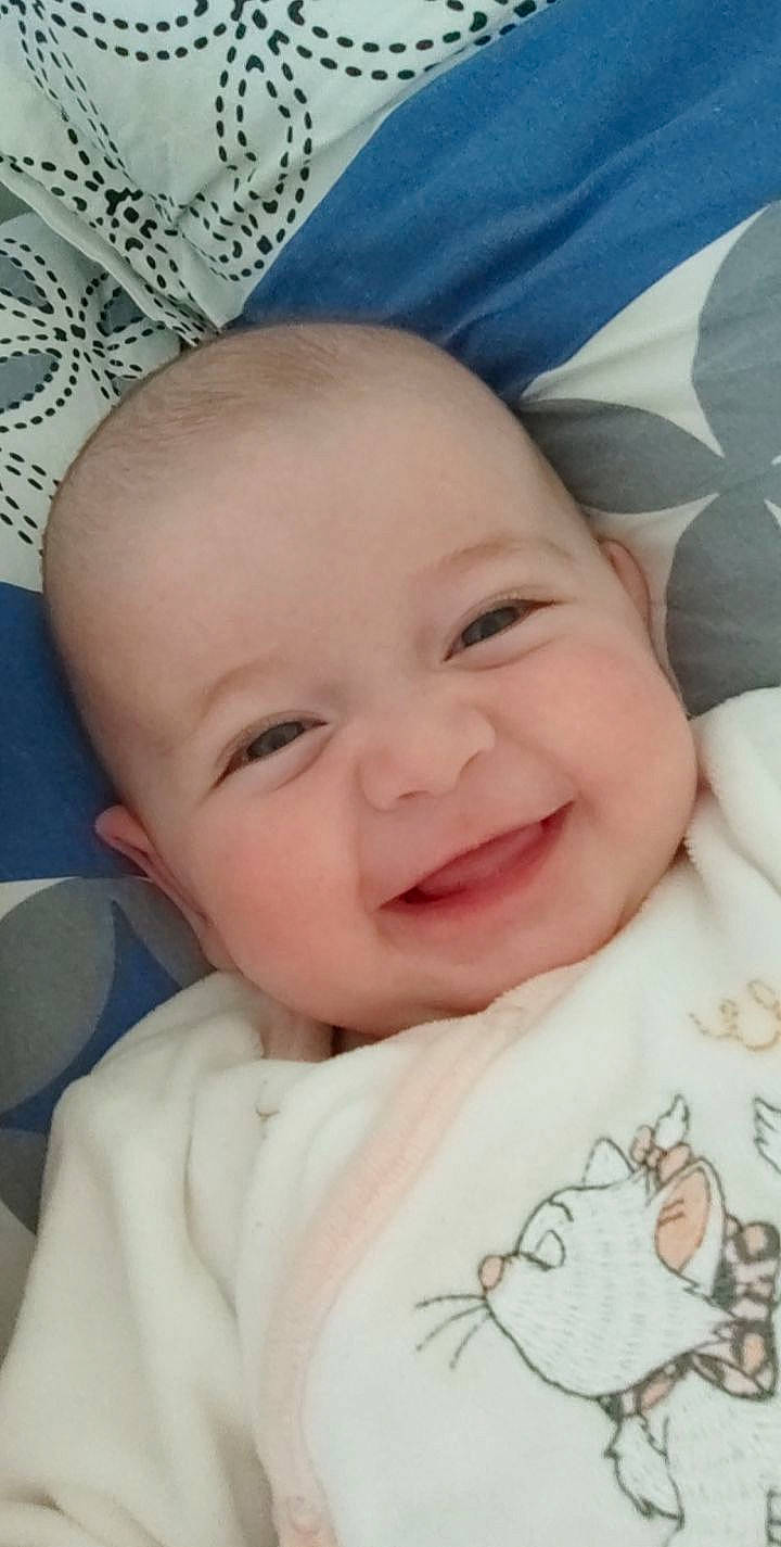 Ilyana participe au concours pour gagner de l'argent avec cette photo : baby, baby_toddler_clothing, blue, cheek, chin, close_up, comfort, eye, eyebrow, face, happy, head, iris, joy, lip, nose, person, pink, skin, sleeve