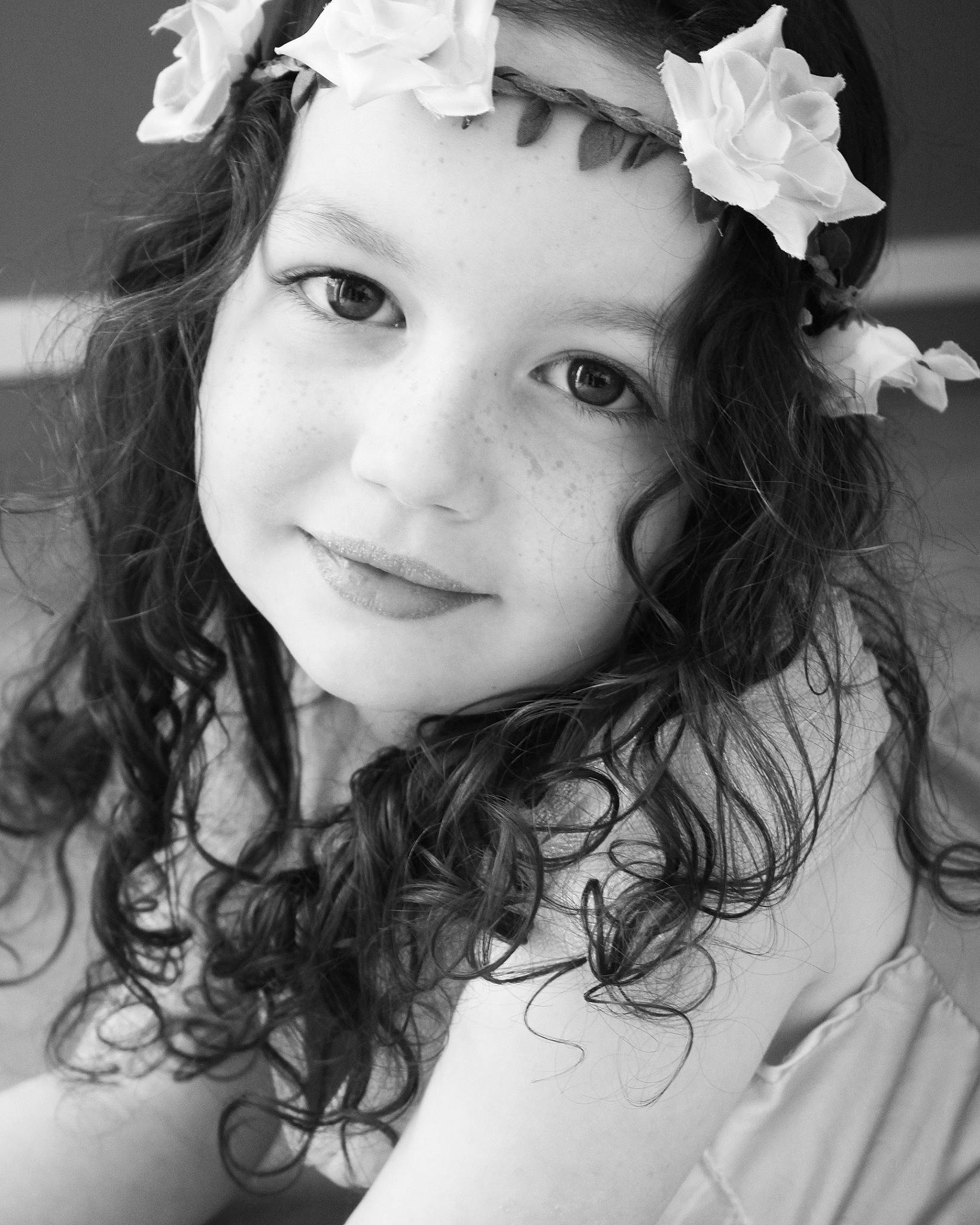 Eleonor participe au concours pour gagner de l'argent avec cette photo : beauty, black_and_white, cheek, child, child_model, chin, eye, eyebrow, face, flower_girl, forehead, hair, hair_accessory, hairstyle, head, headpiece, joy, lip, monochrome_photography, person